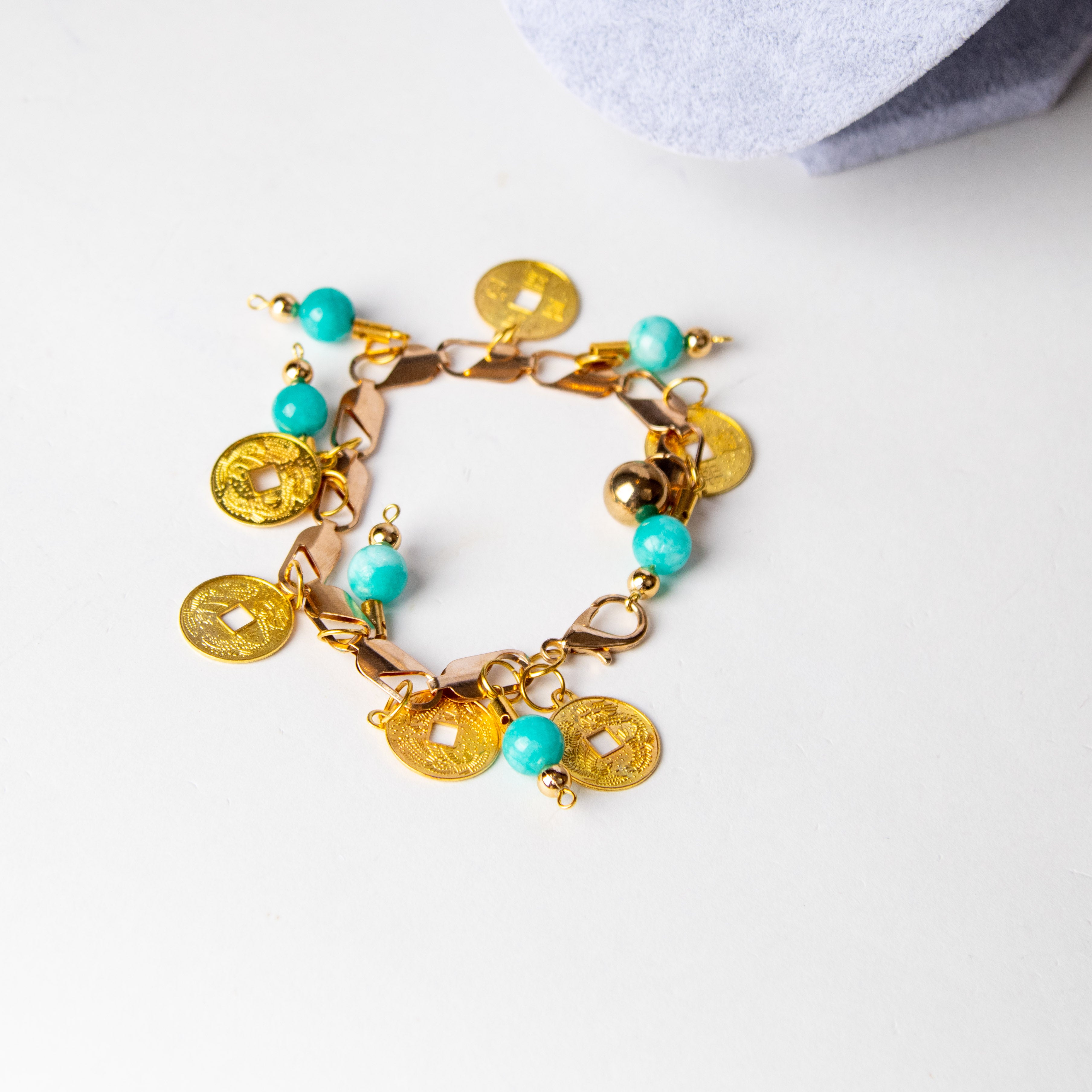 طقم الليرات الذهبية والحجر