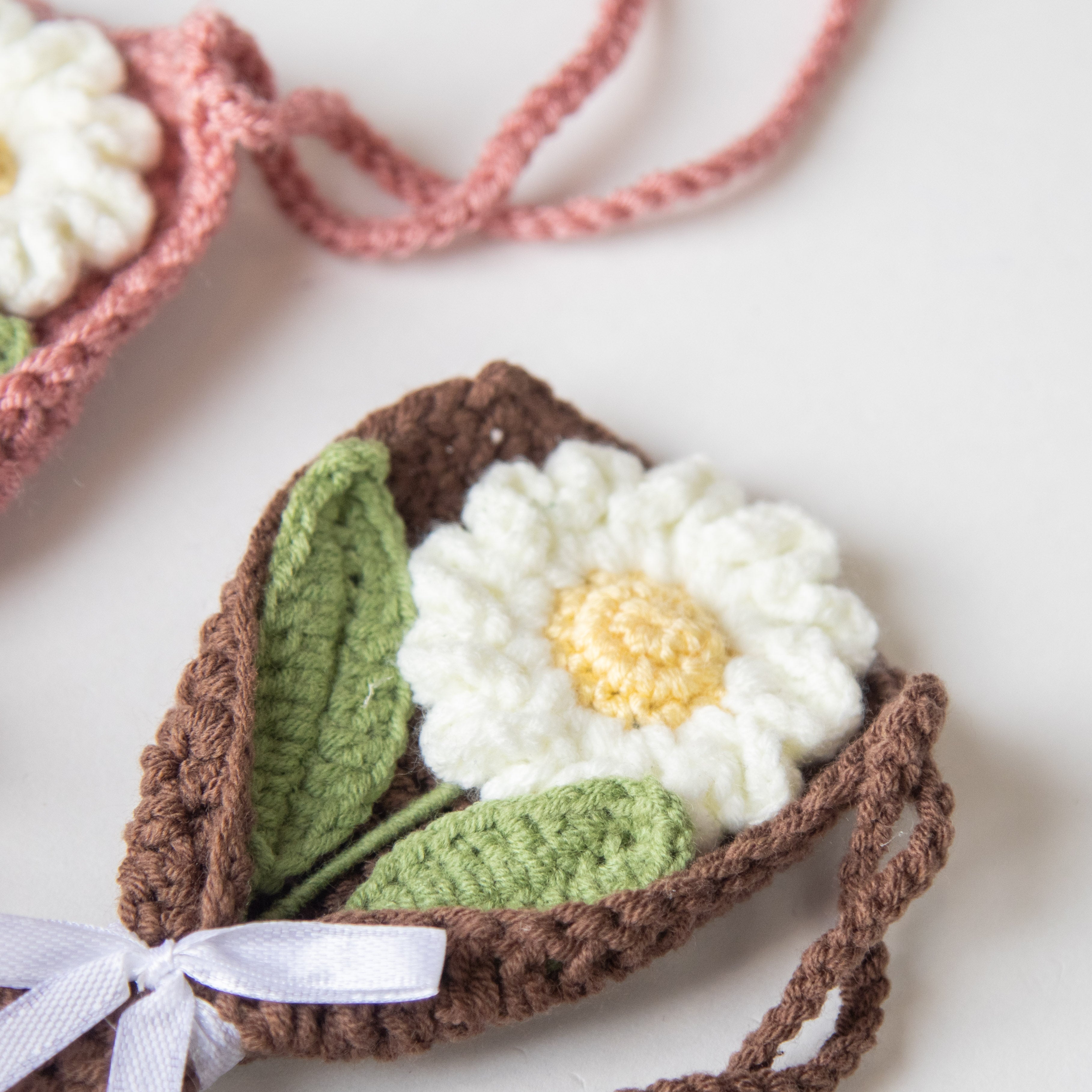 ميداليات بتصميم باقة ورد