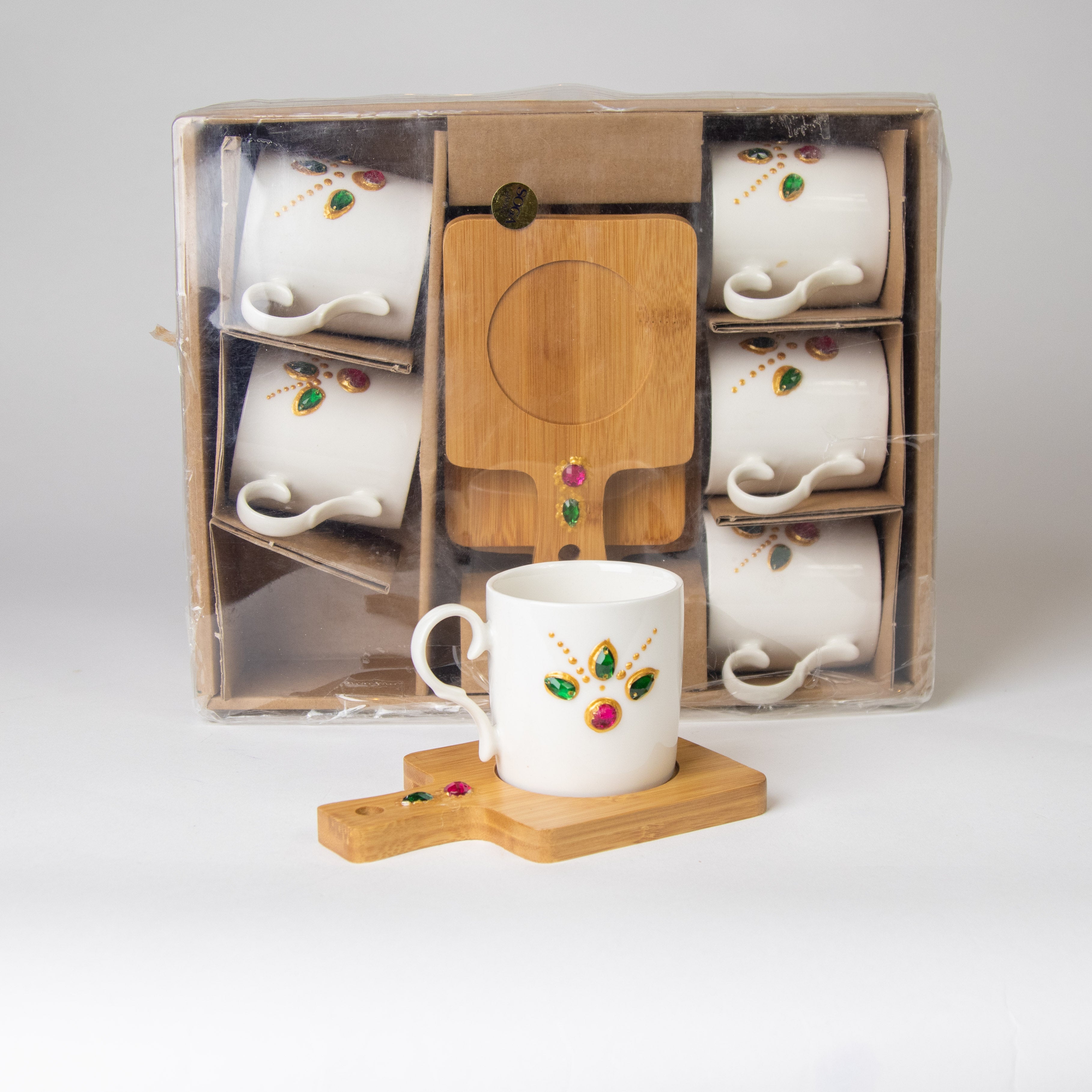 أكواب شاي مع صحون خشبية