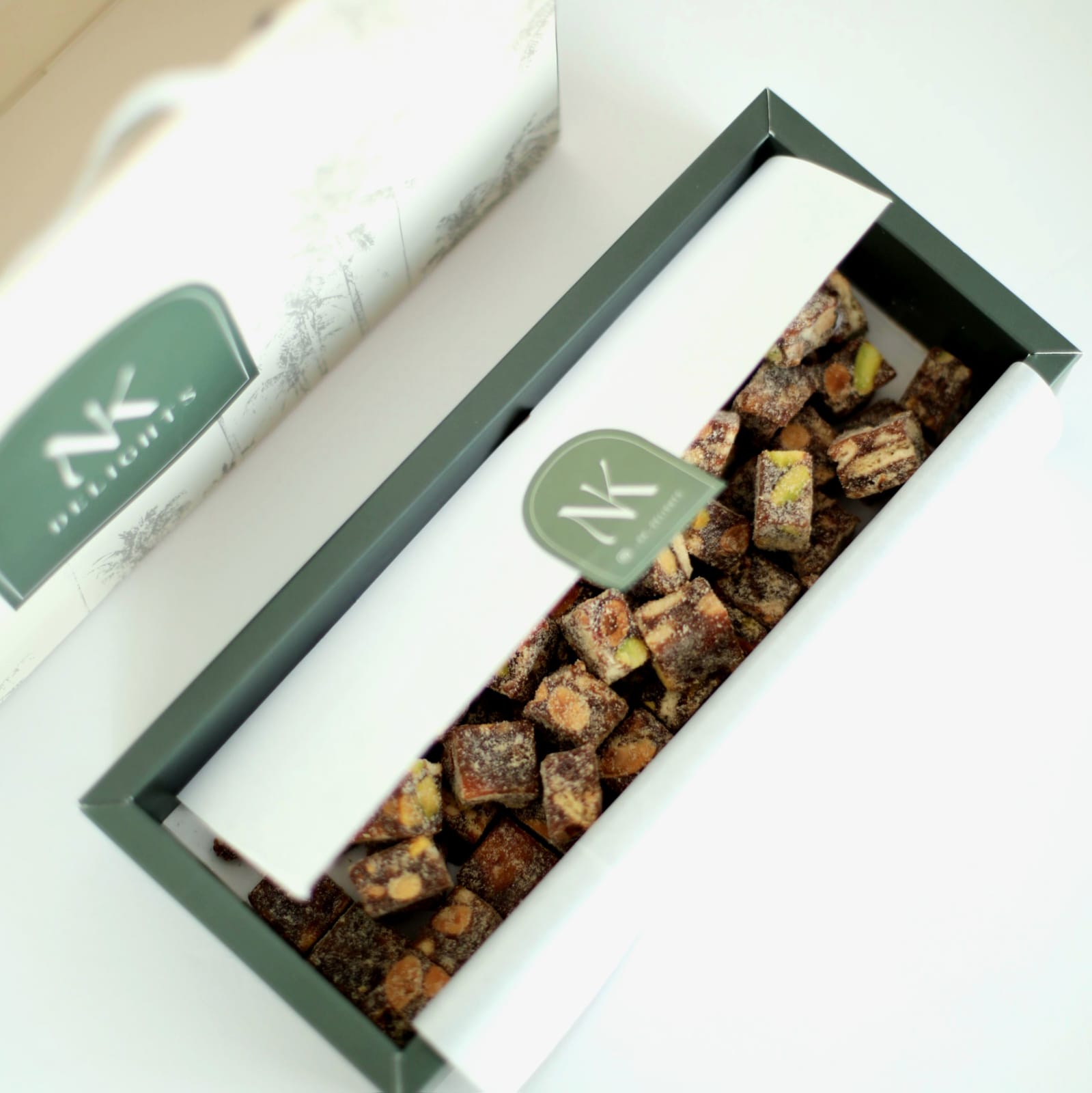 مكعبات التمر بالمكسرات