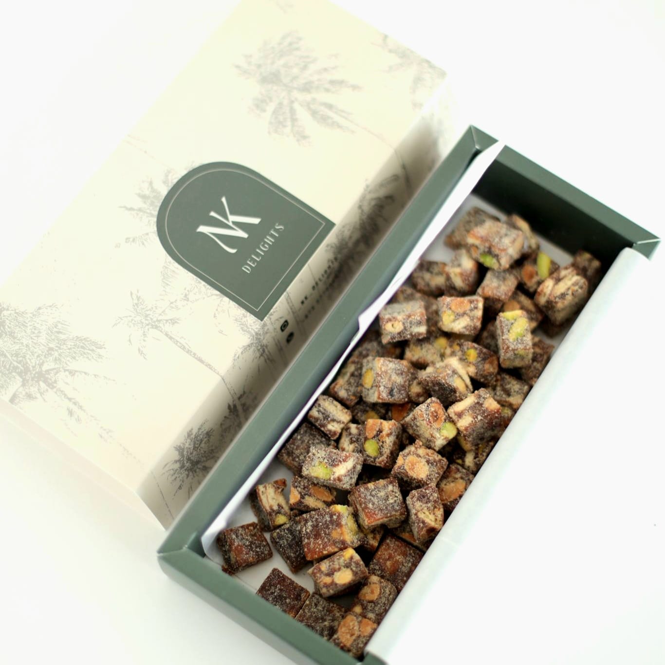 مكعبات التمر بالمكسرات