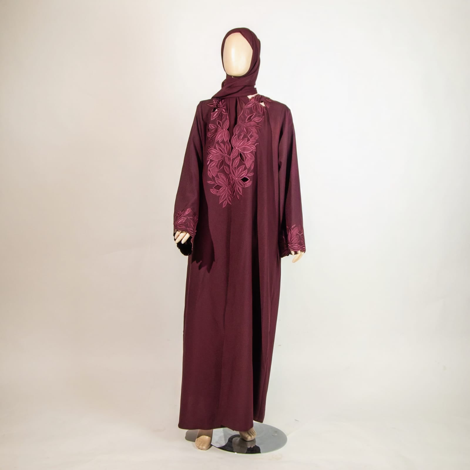 عباية راقية مطرزة بورود