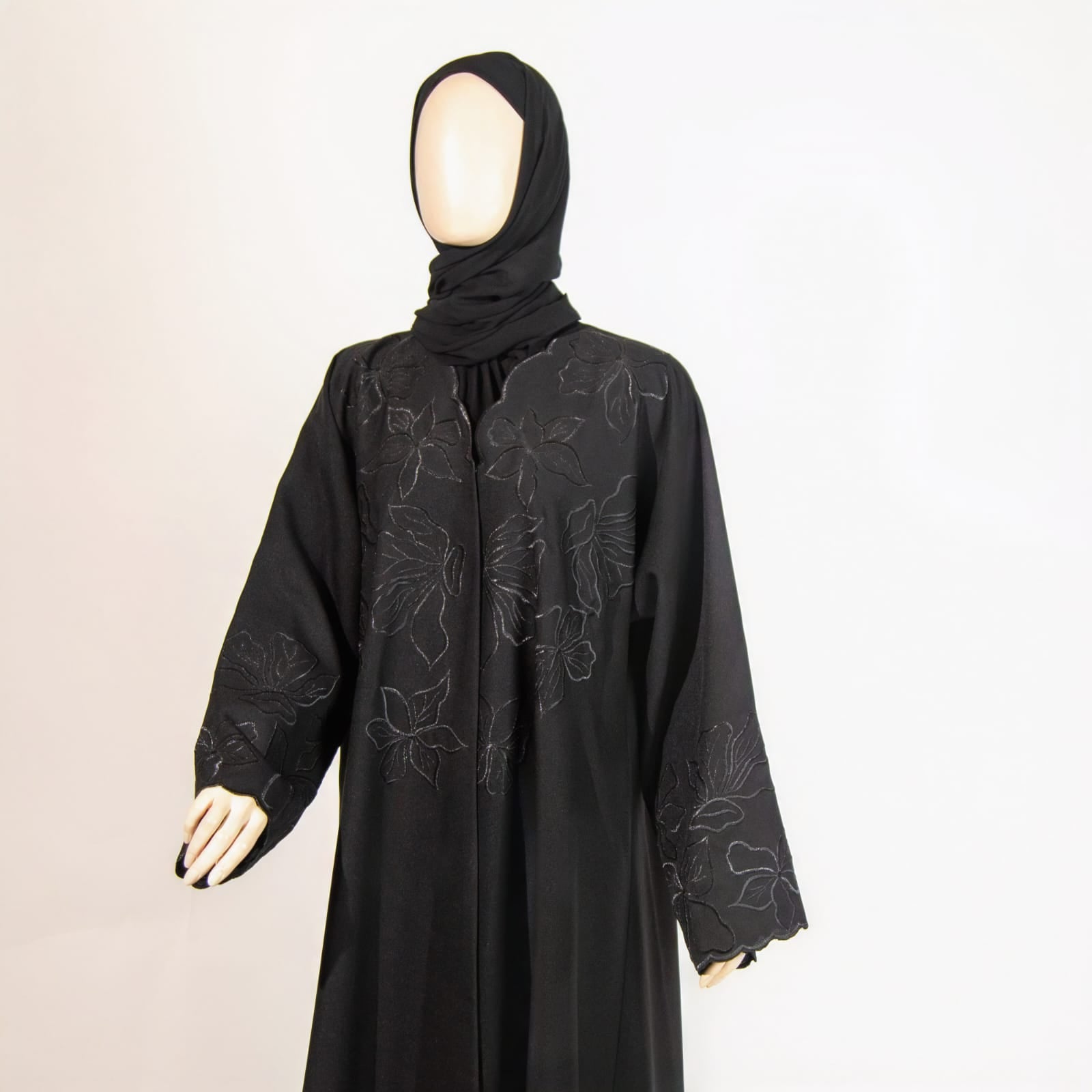 عباية سوداء تطريز ورود من الأعلى