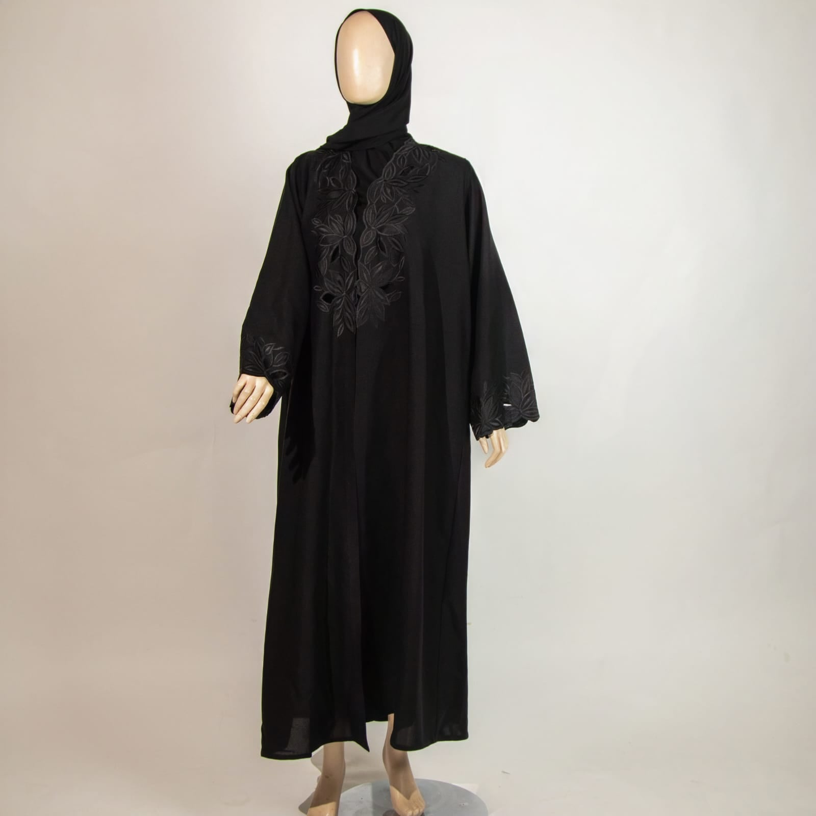 عباية راقية مطرزة بورود