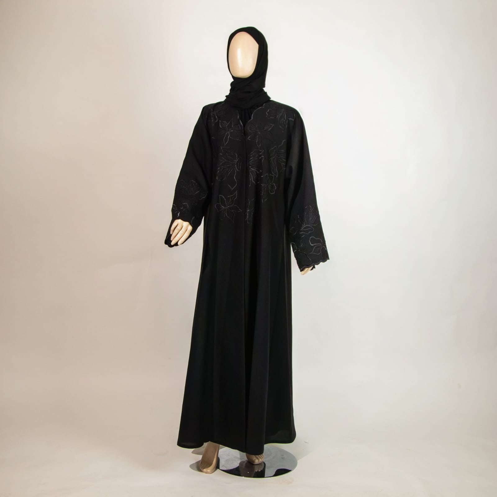 عباية راقية مطرزة بورود