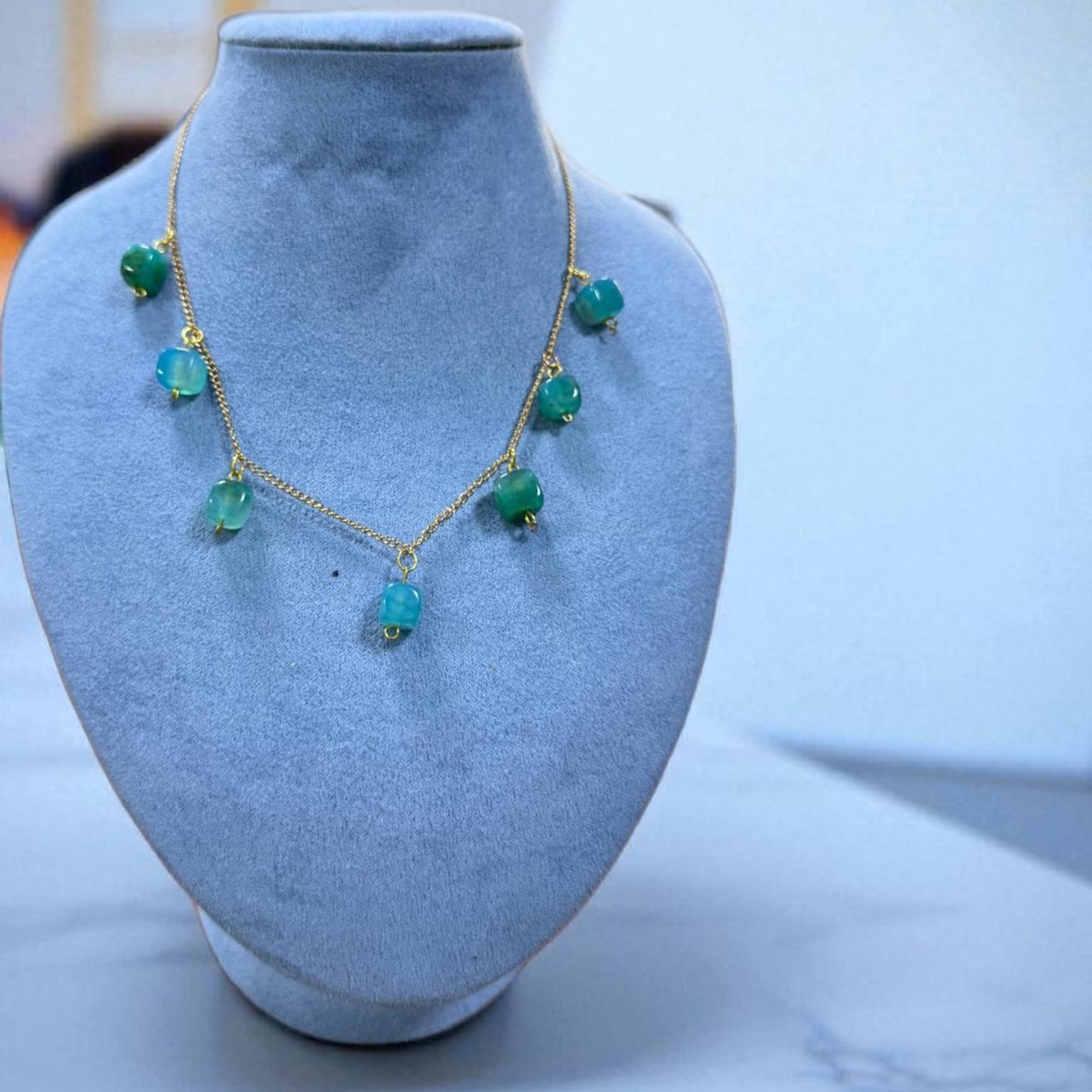 عقد ذهبي مع حجر