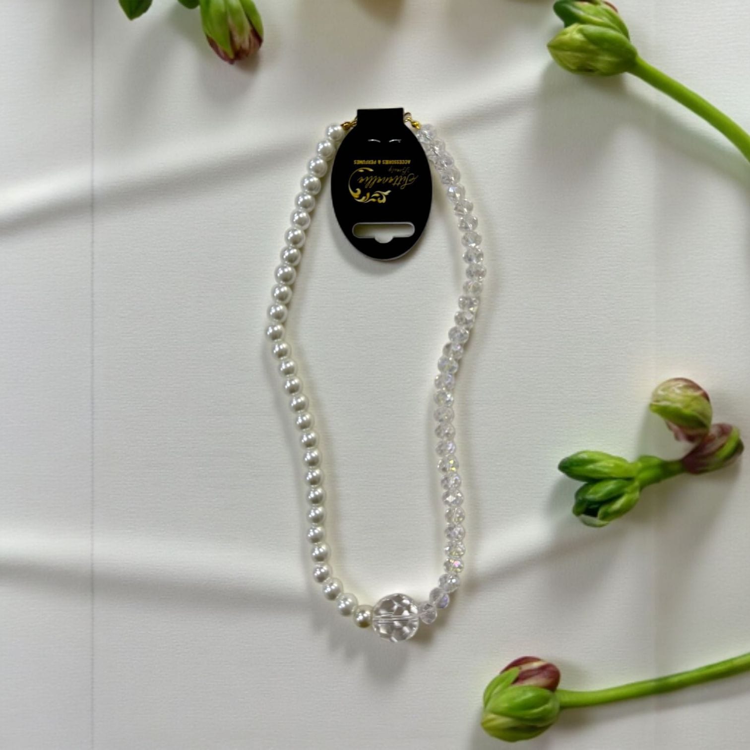 عقد لؤلؤي أبيض وخرز شفاف