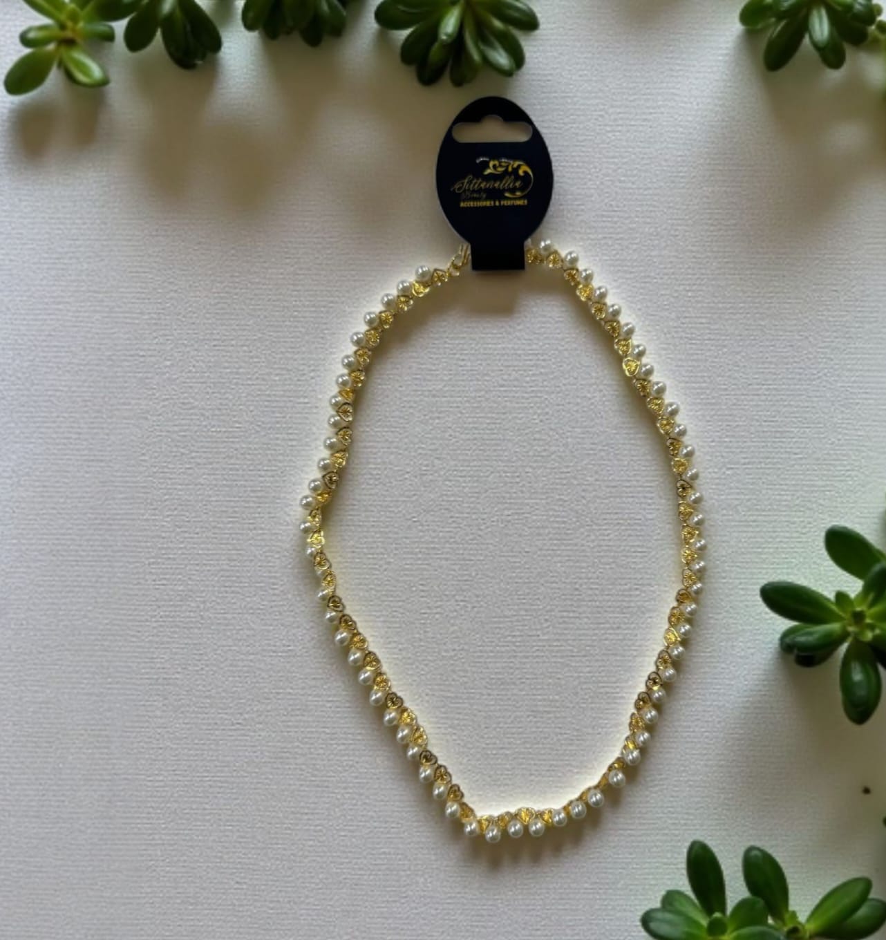 عقد لؤلؤي أبيض وقلوب ذهبية