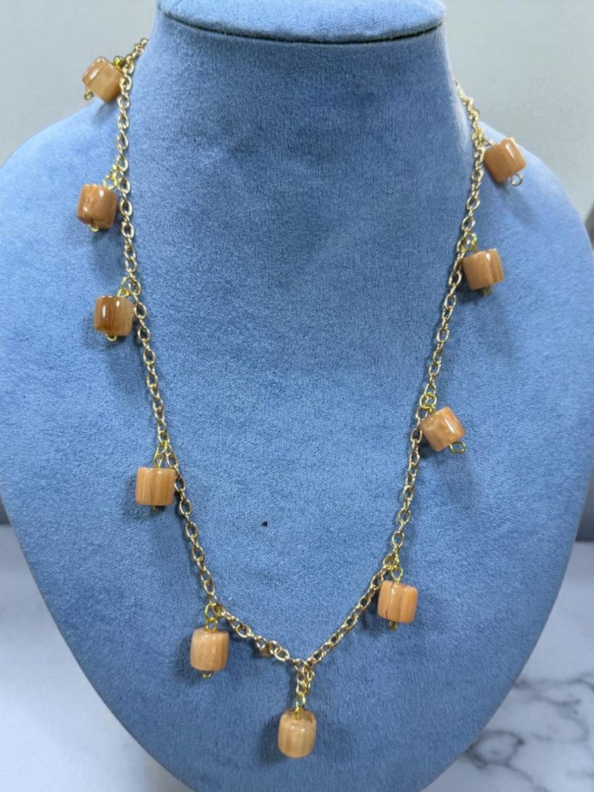 عقد طويل بسلسة ذهبية