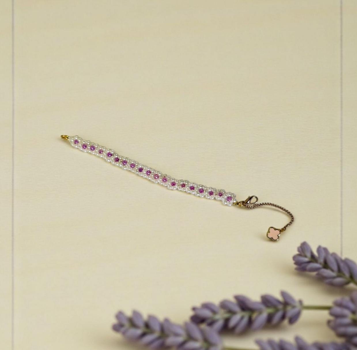 سِوار لؤلؤ أبيض وفوشي