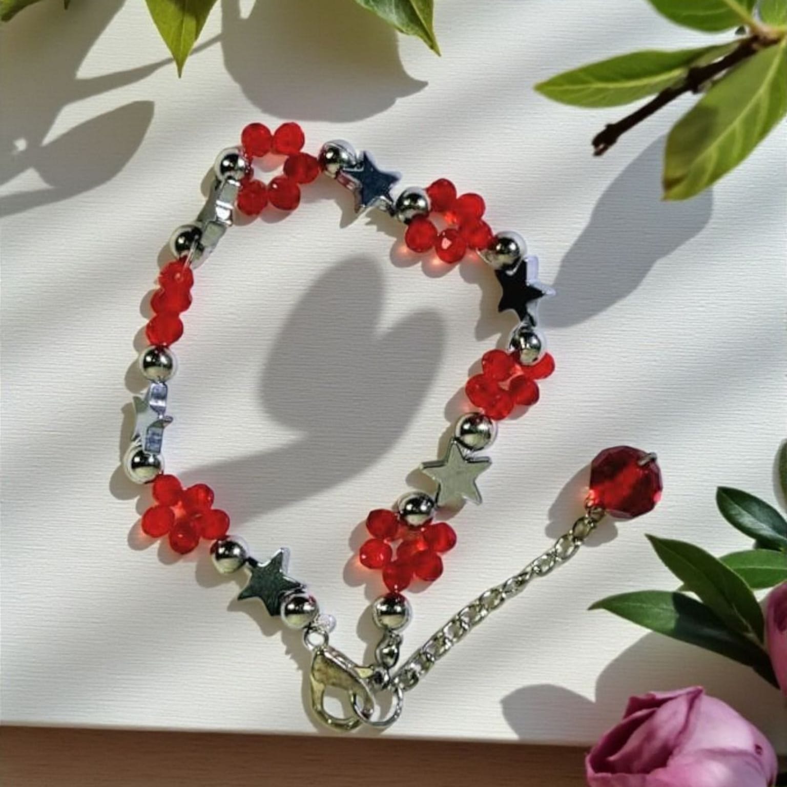 سوار فضي مع خرز أحمر