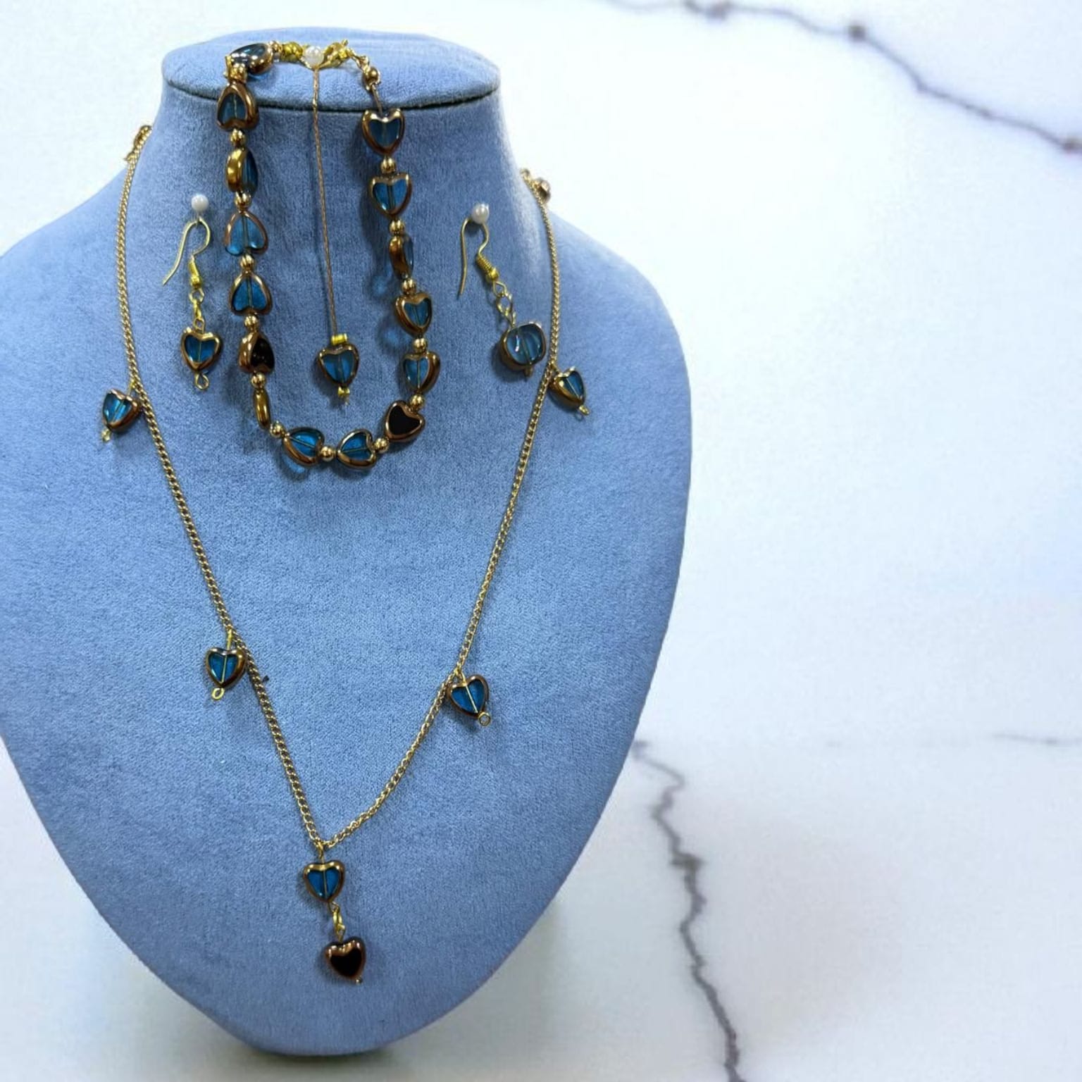 طقم عقد وسِوار وحلق