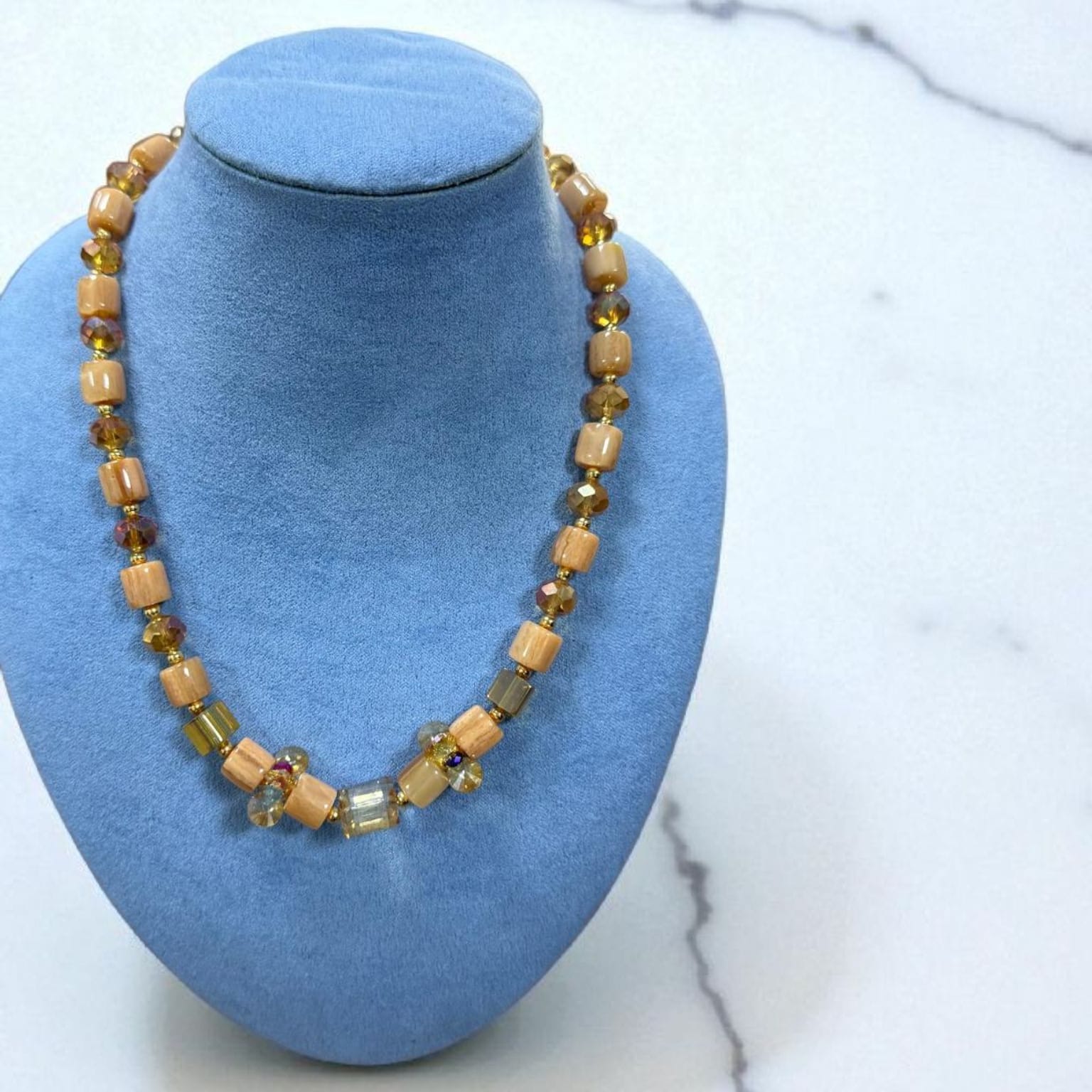 عقد بكرستال عسلي