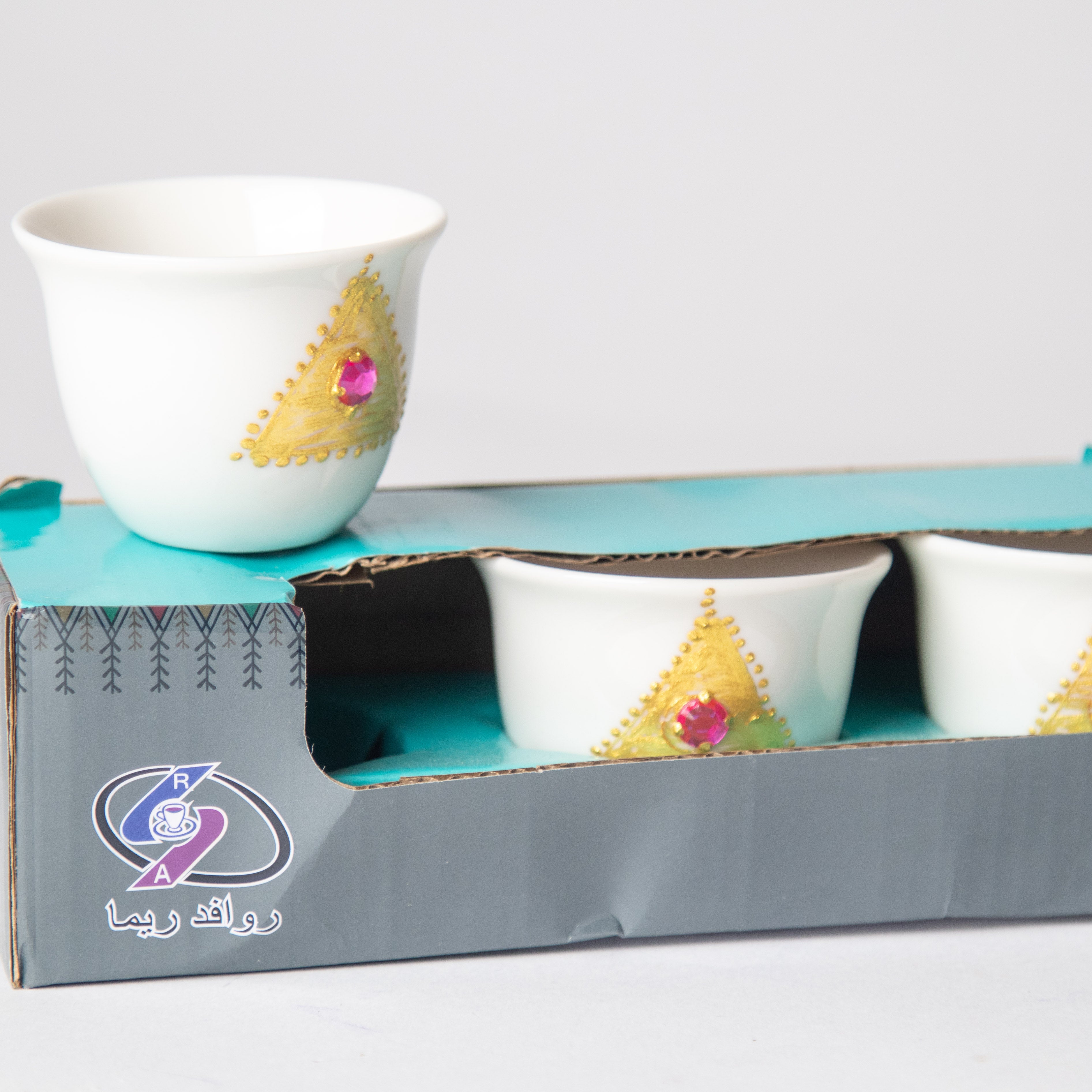 أكواب الشاي والقهوة بنقشة الذهب