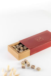 مكعبات التمر بالمكسرات