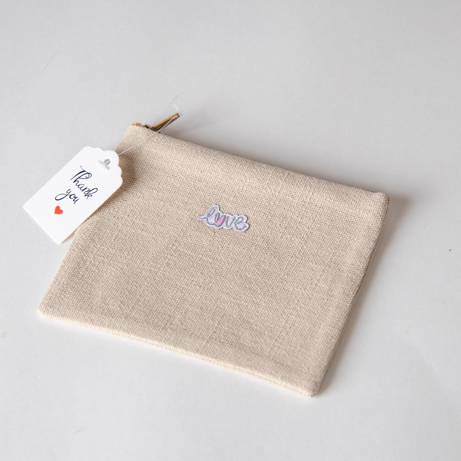 محفظة على شكل love