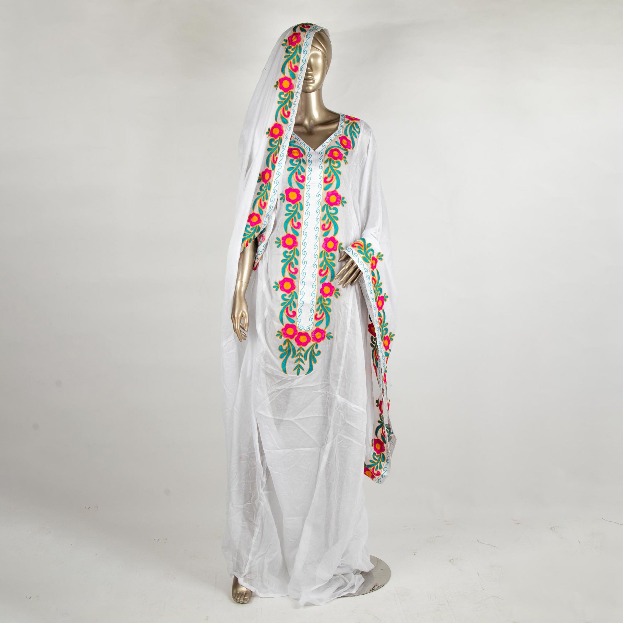 ثوب أبيض مطرز بورود وردية ونقش أزرق