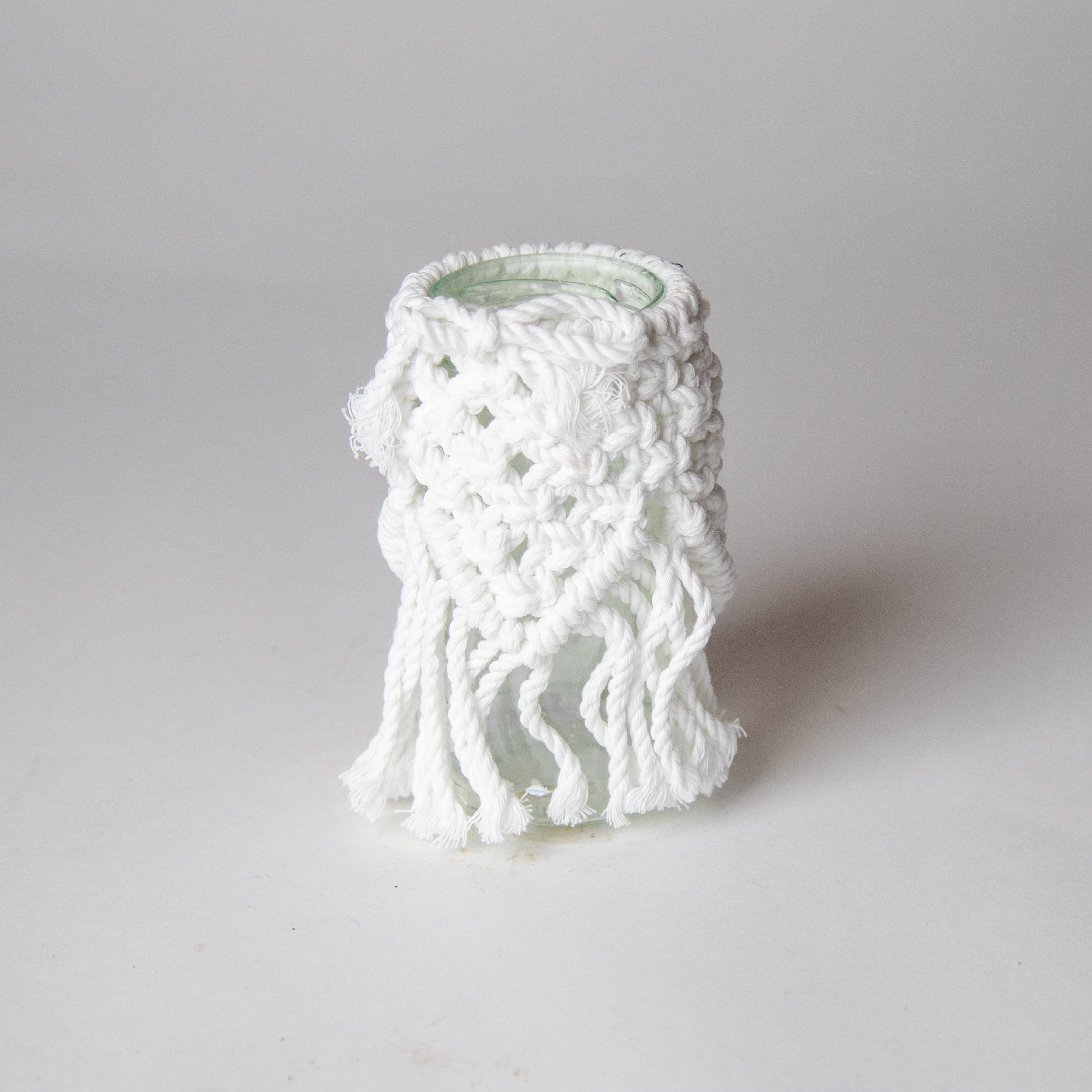 مزهرية زجاجية مكرميه