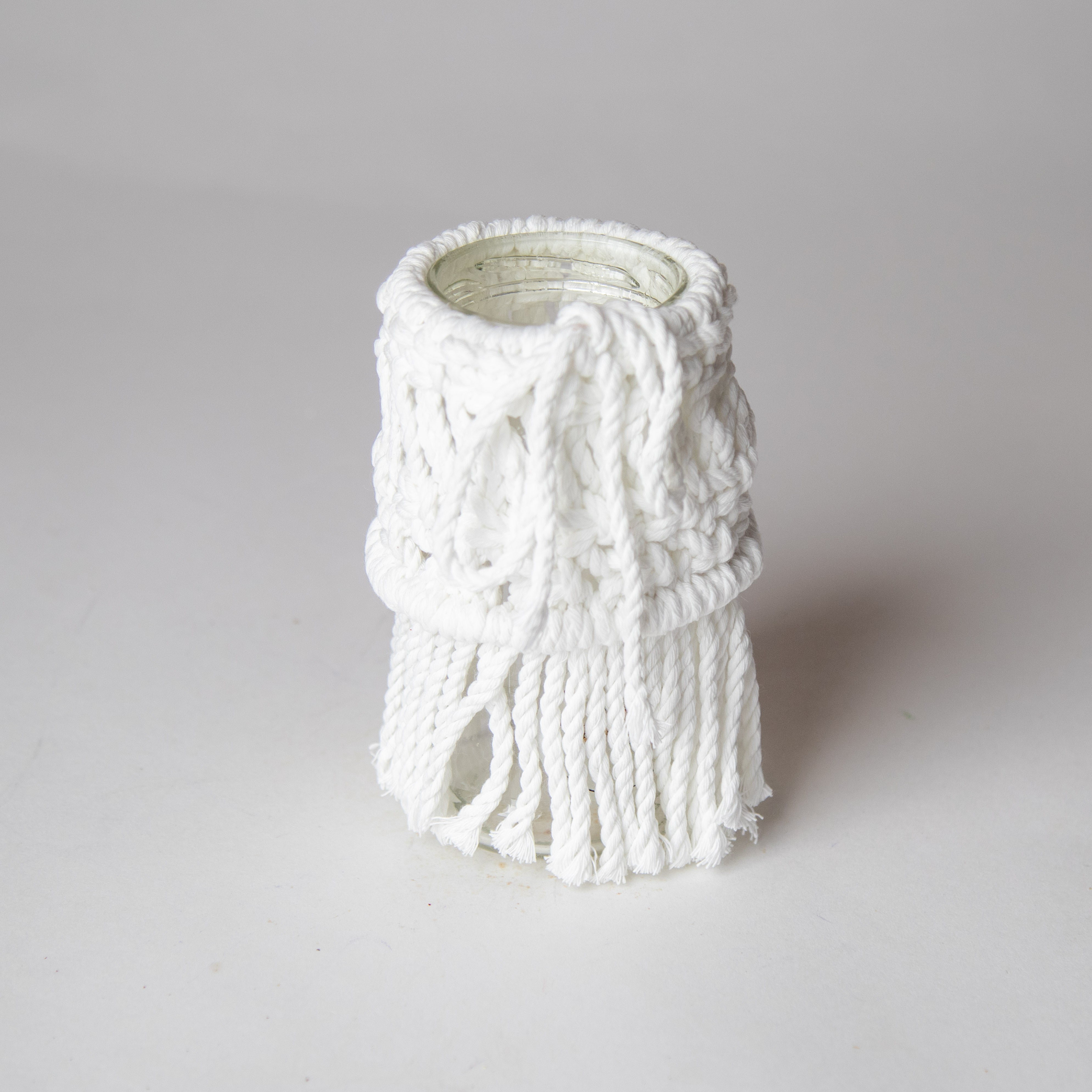 مزهرية زجاجية مكرميه