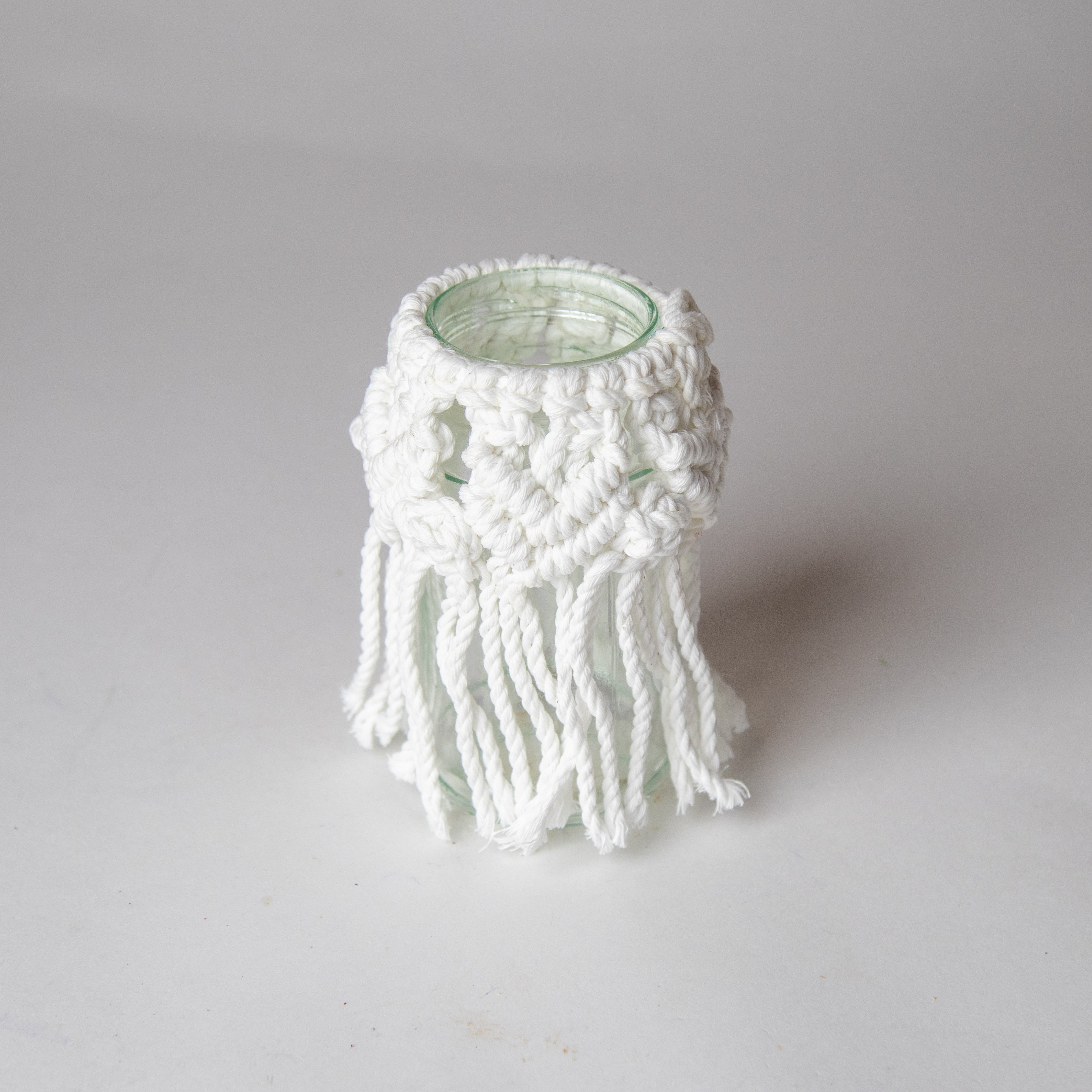 مزهرية زجاجية مكرميه