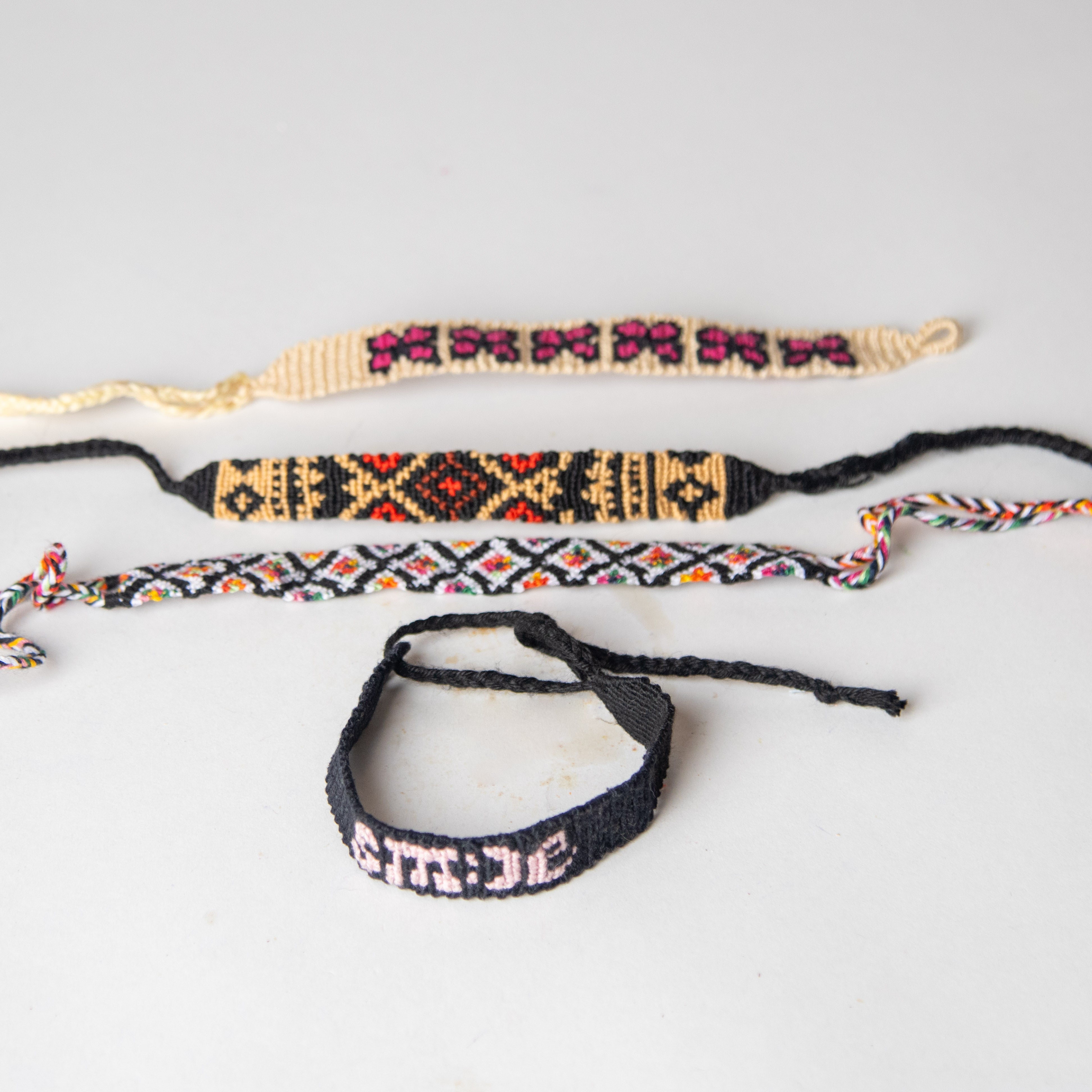 سِوار بخيوط المكرمية