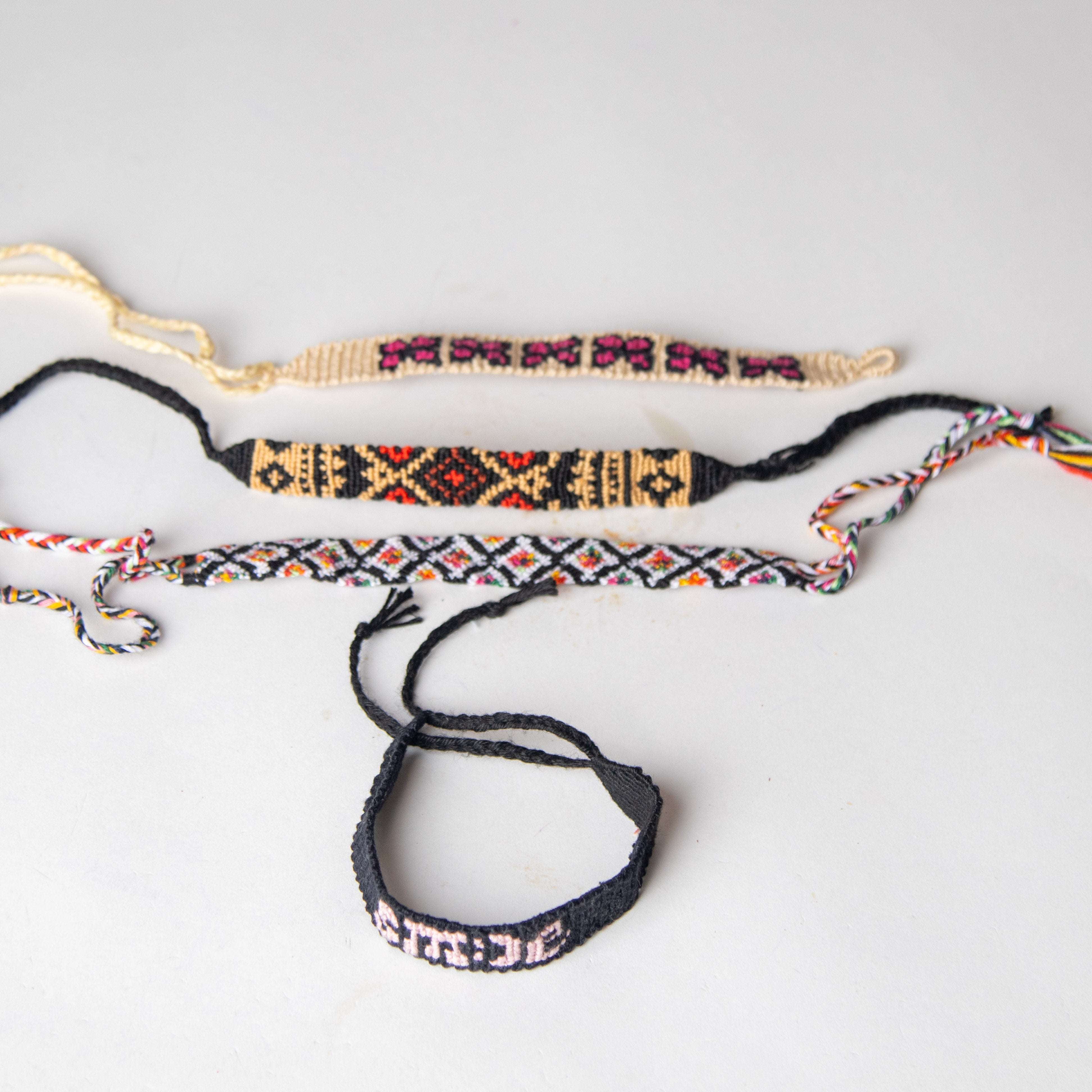 سِوار بخيوط المكرمية