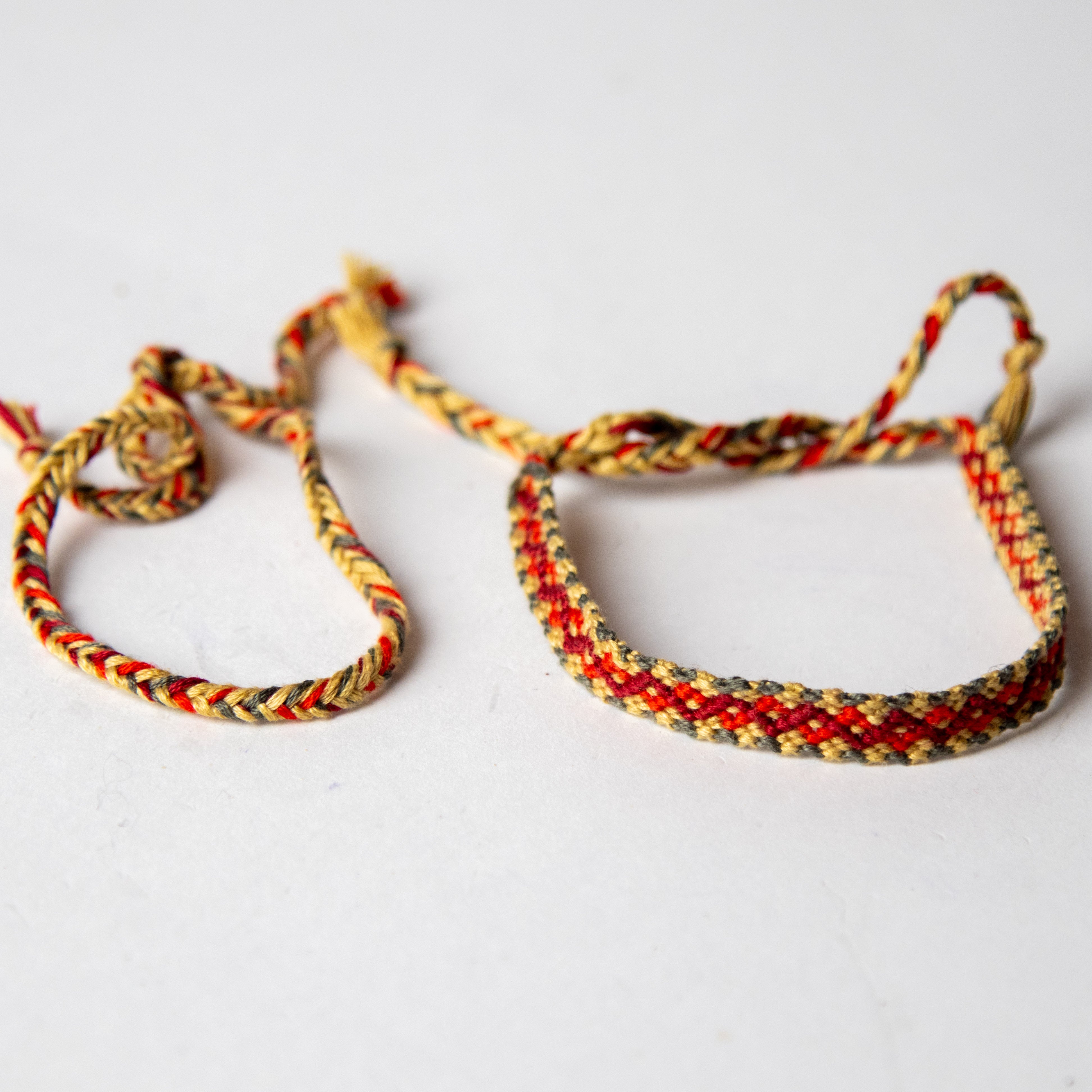 طقم أساور بخيوط المكرمية