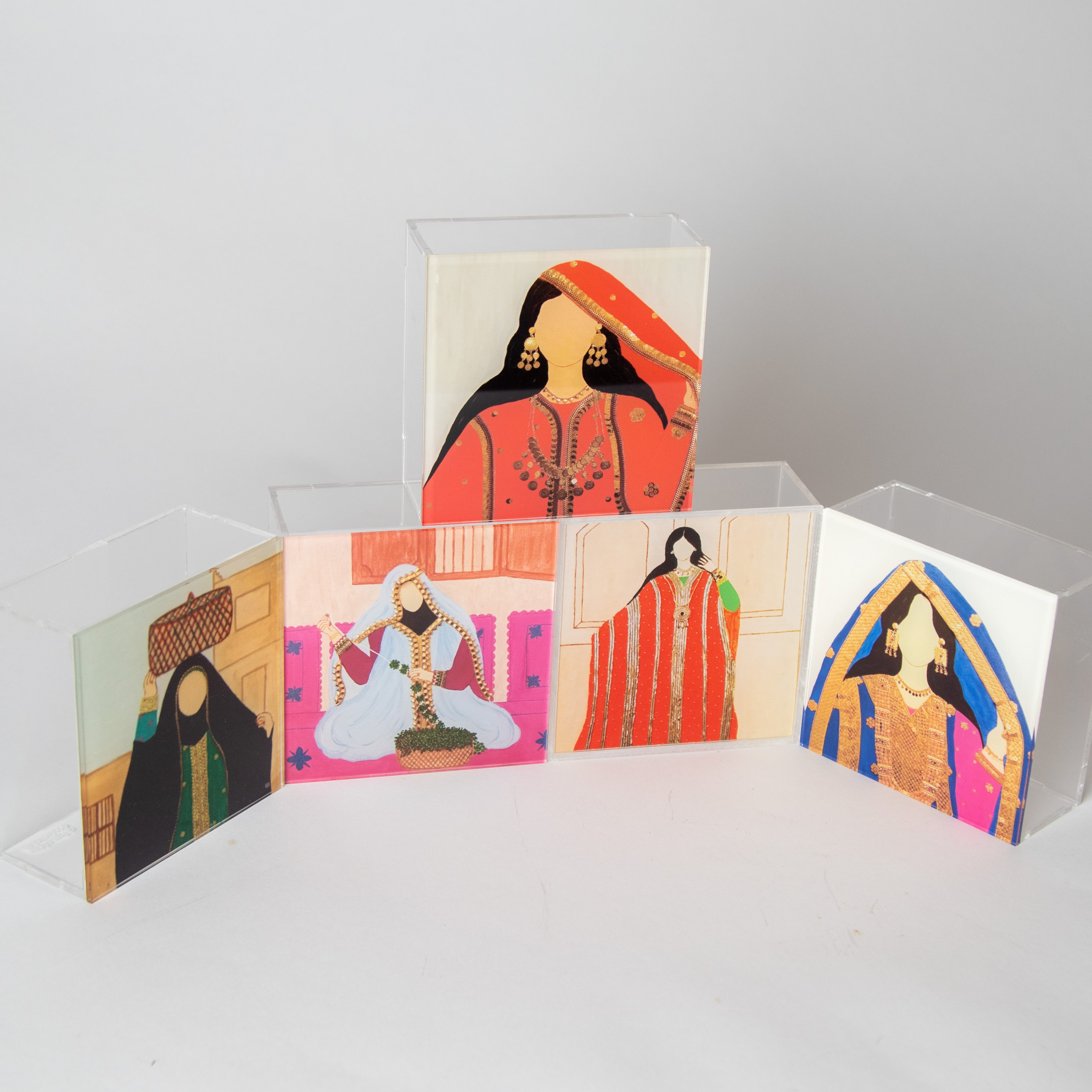 علب أكريلك برسم يدوي