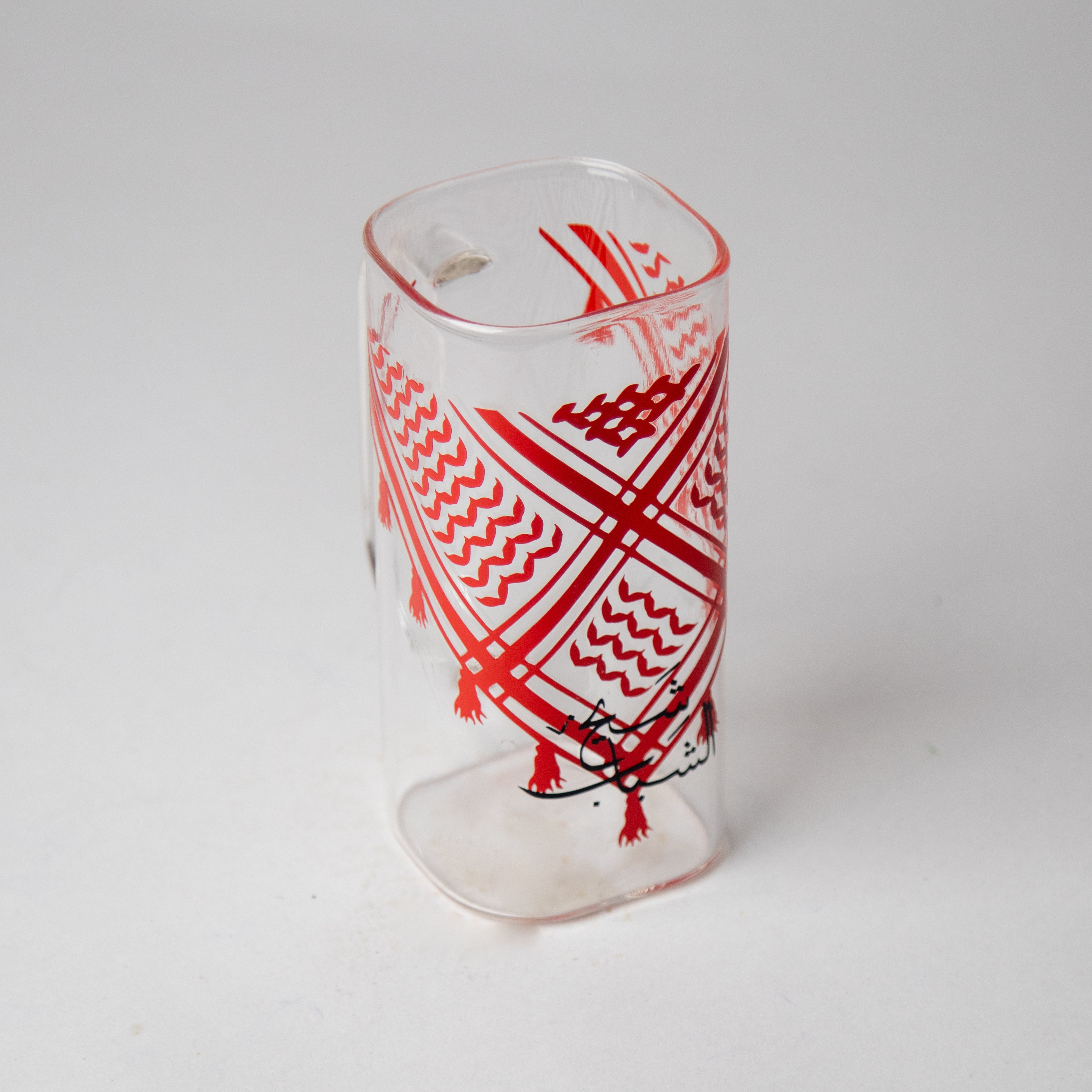 كوب زجاجي بمسكة