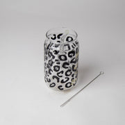 كأس زجاجي مع عود