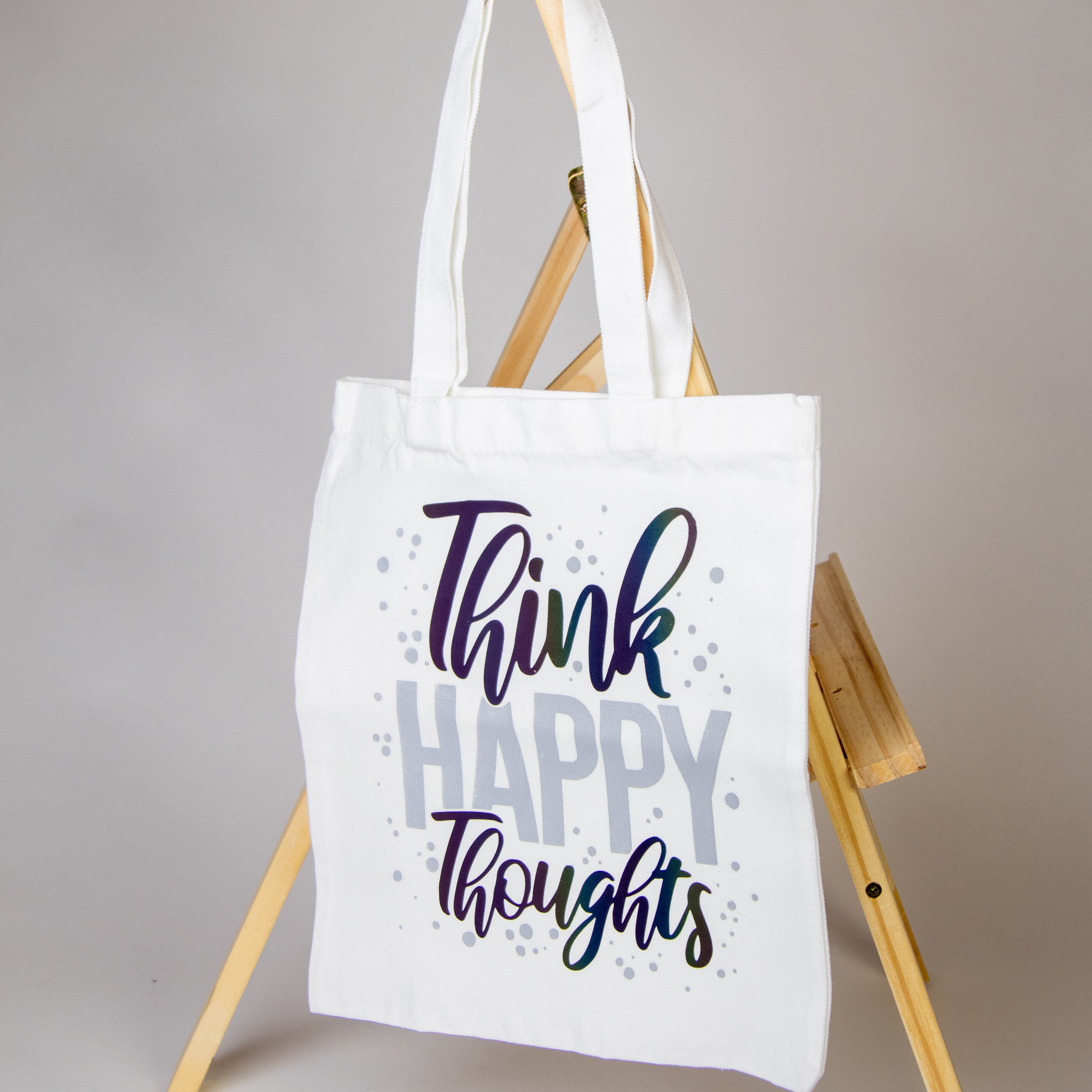 حقيبة بيضاء برسم يدوي