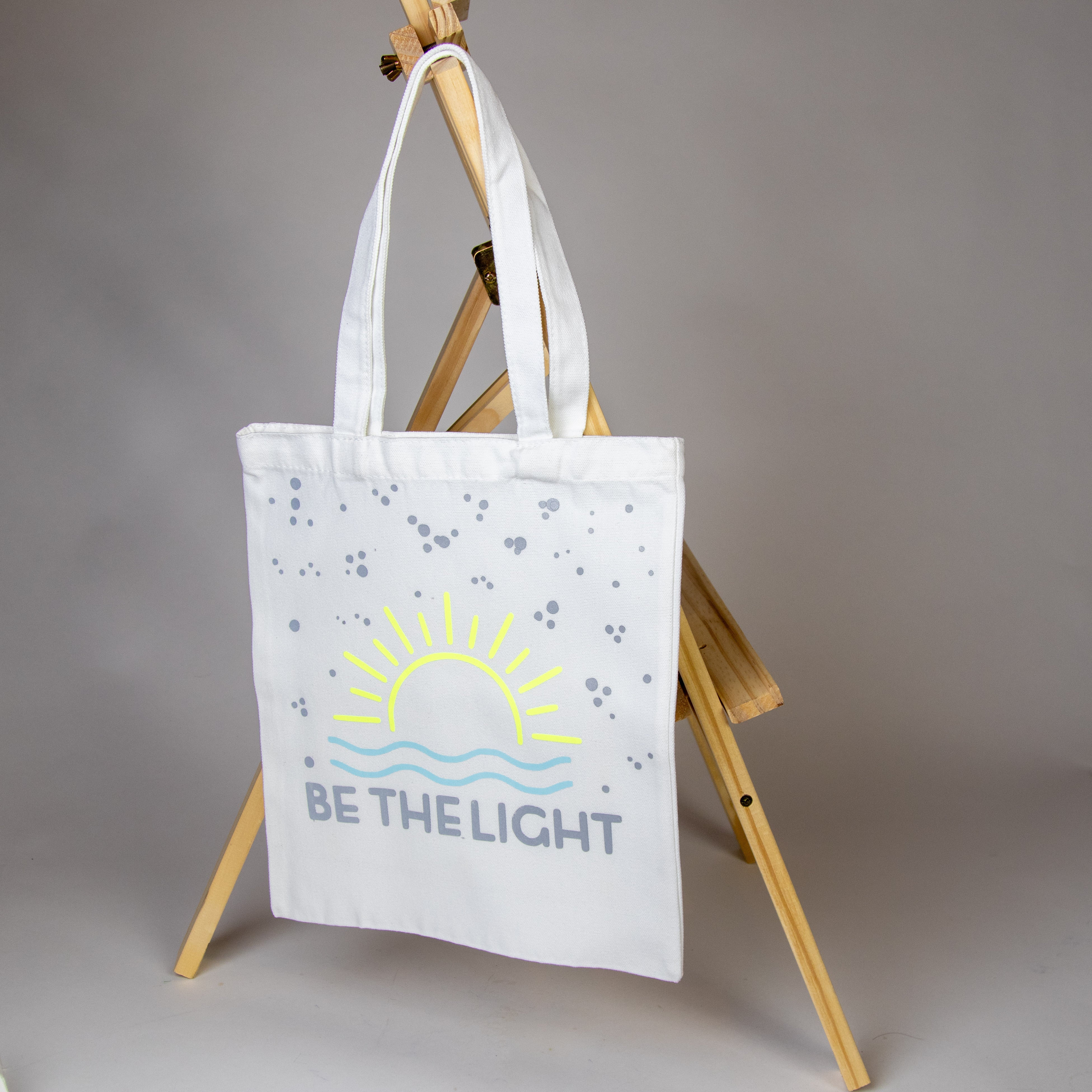 حقيبة بيضاء برسم يدوي