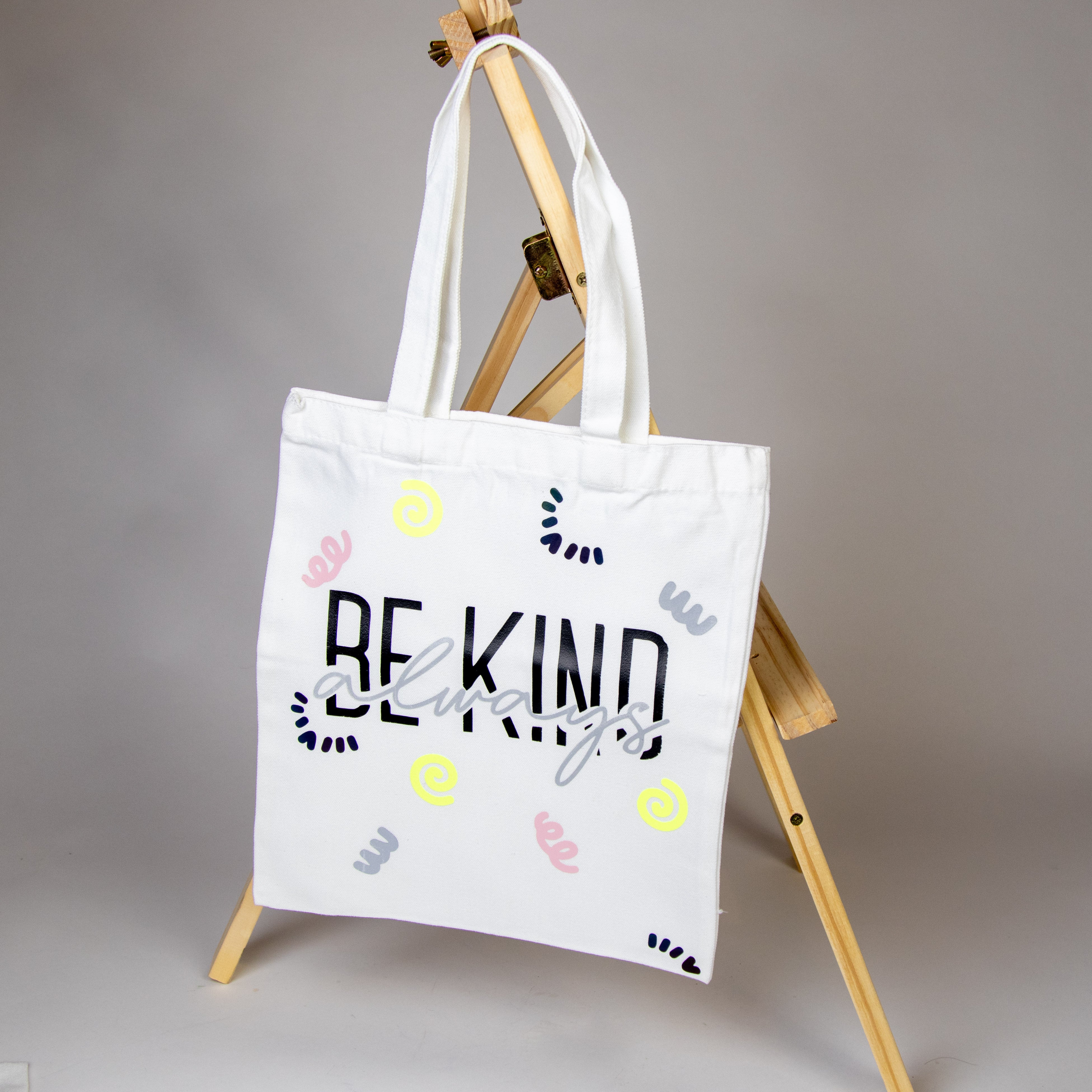 حقيبة بيضاء برسم يدوي