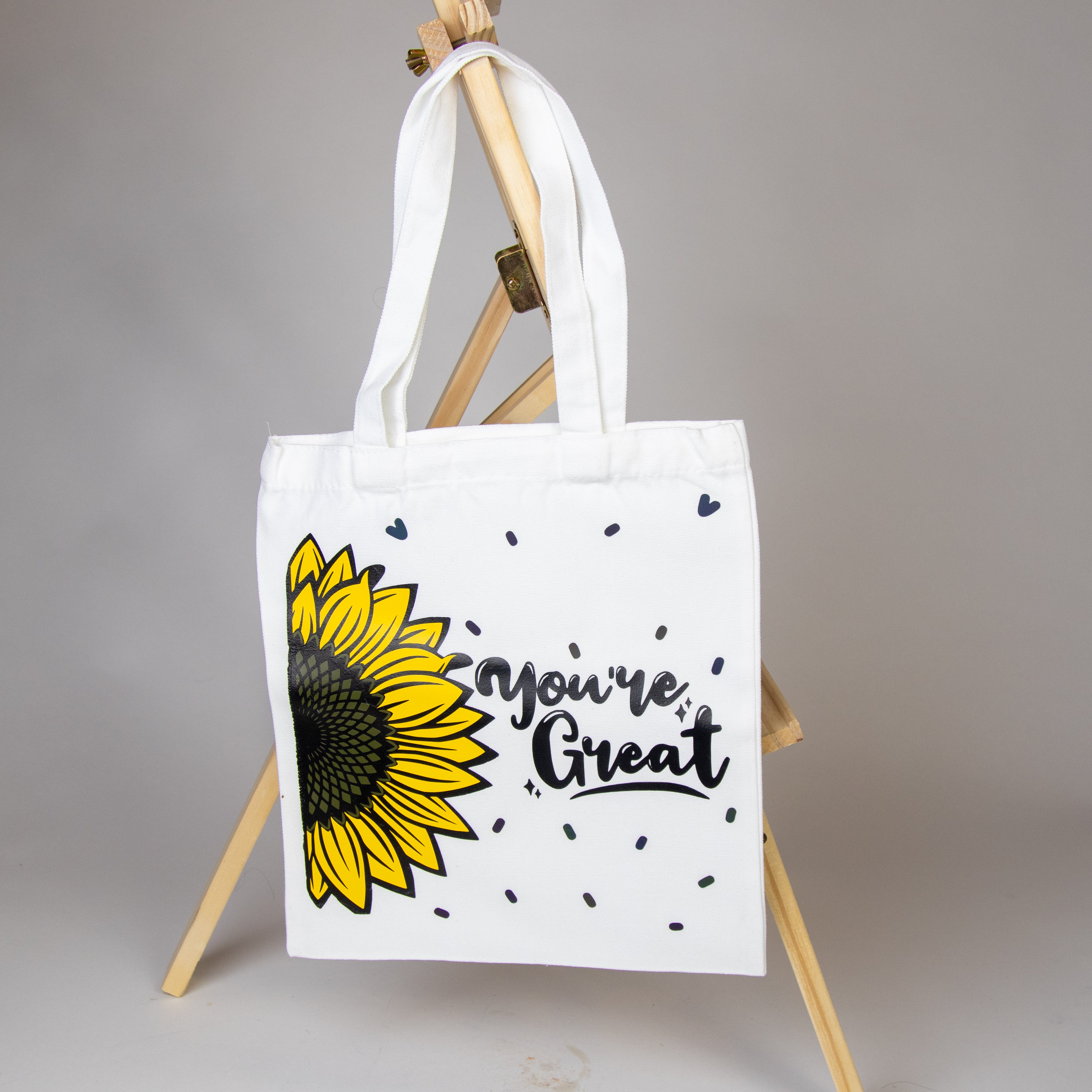 حقيبة بيضاء برسم يدوي