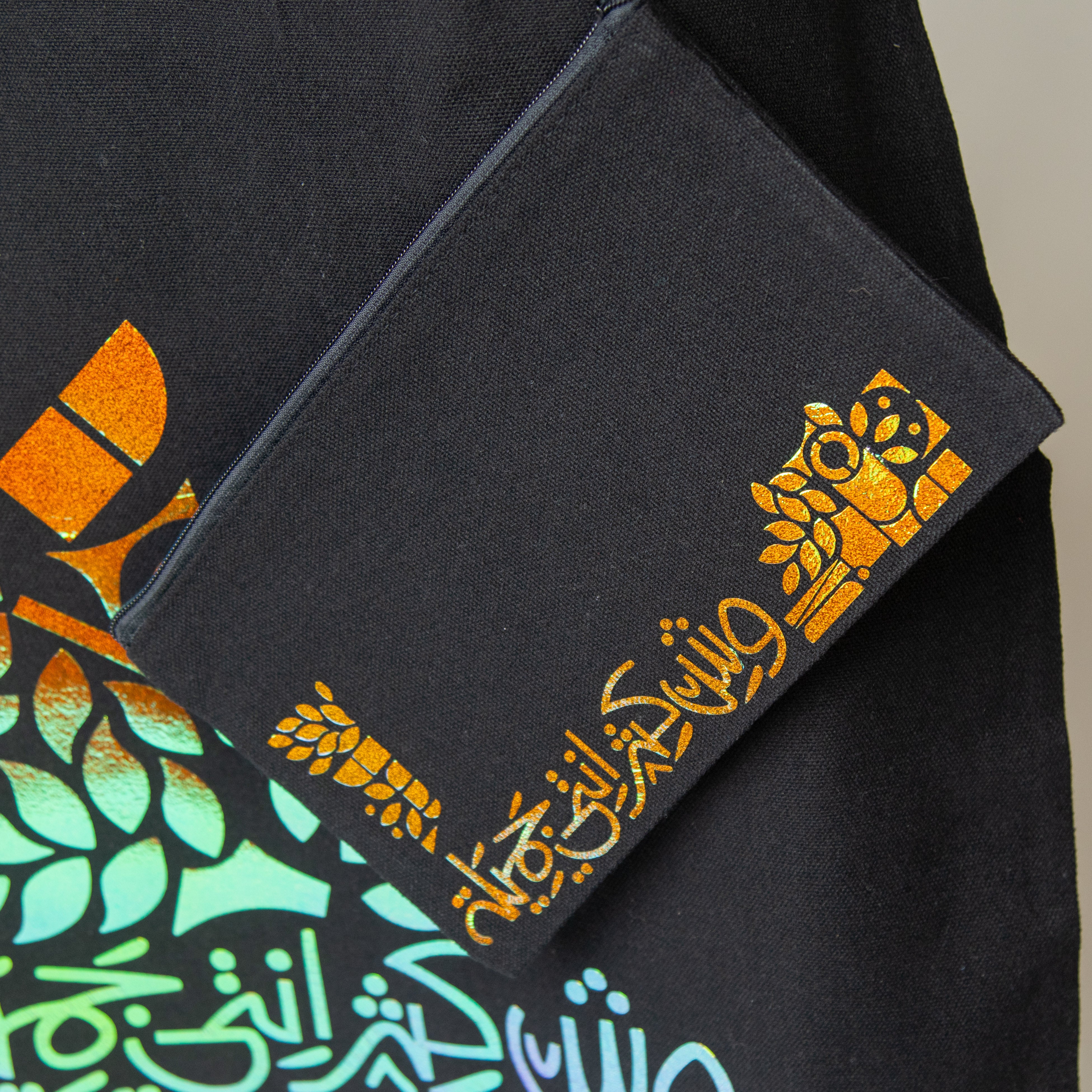 حقيبة سوداء مع محفظة