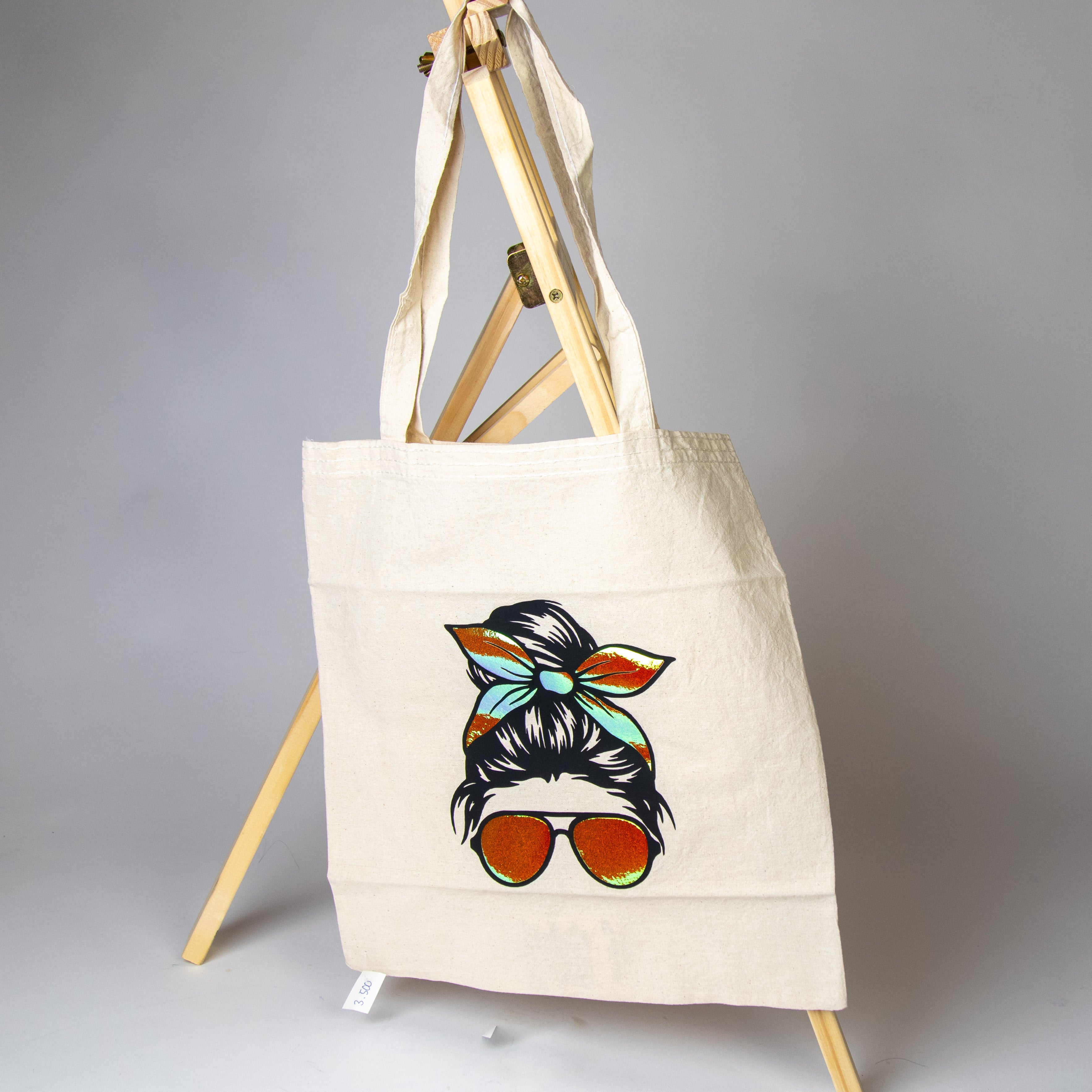 حقيبة بيضاء برسم يدوي