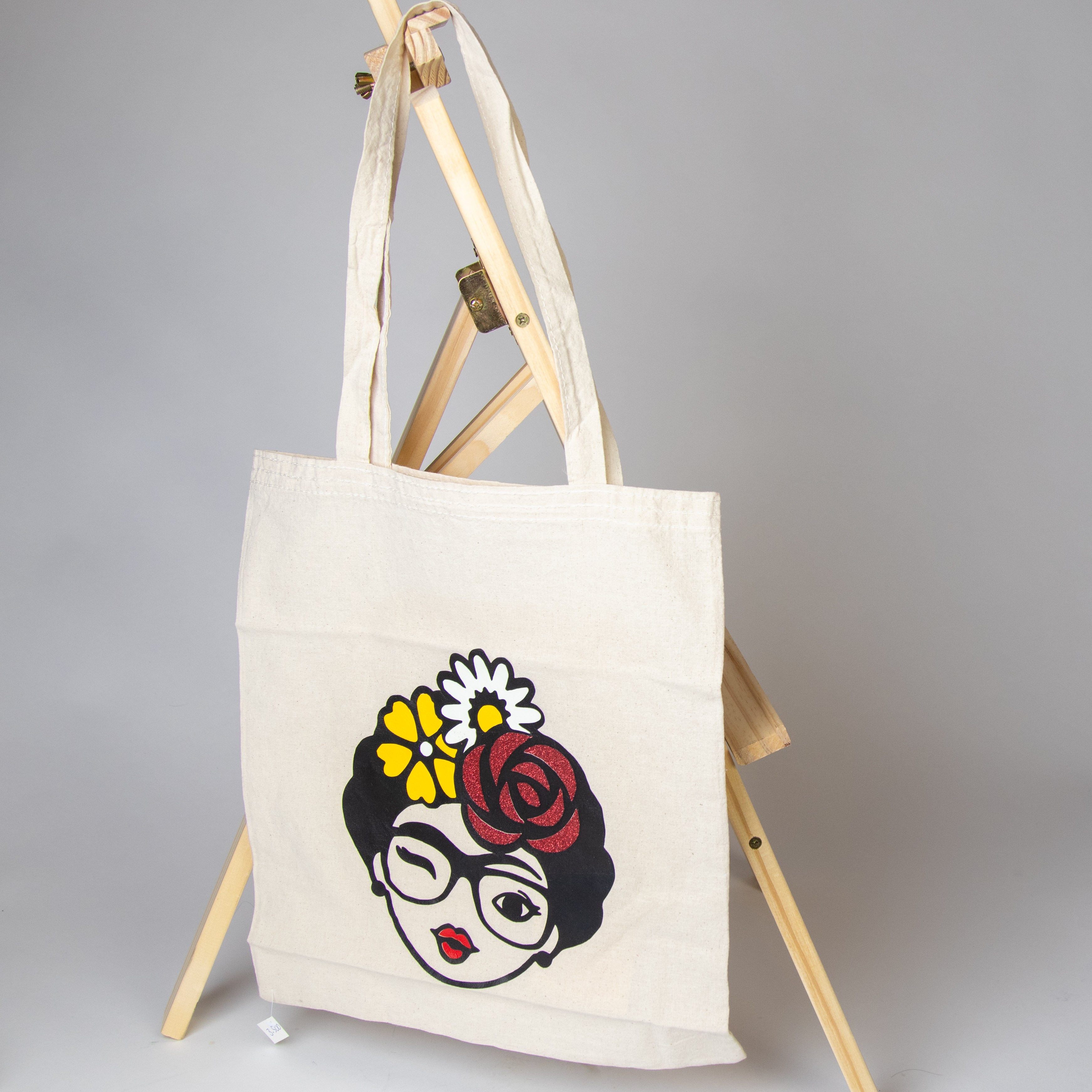 حقيبة بيضاء برسم يدوي