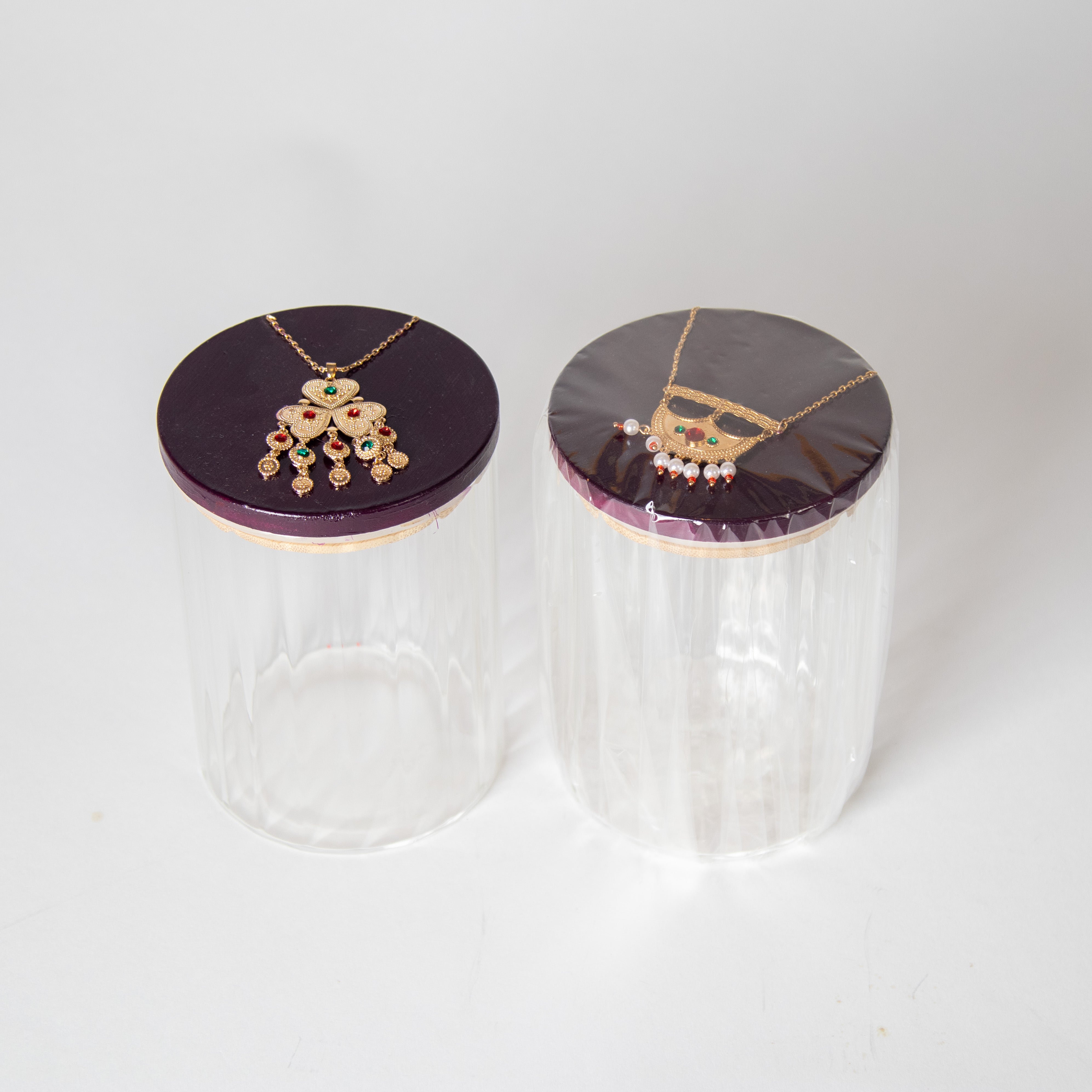 علب زجاجية بإكسسوار ذهبي