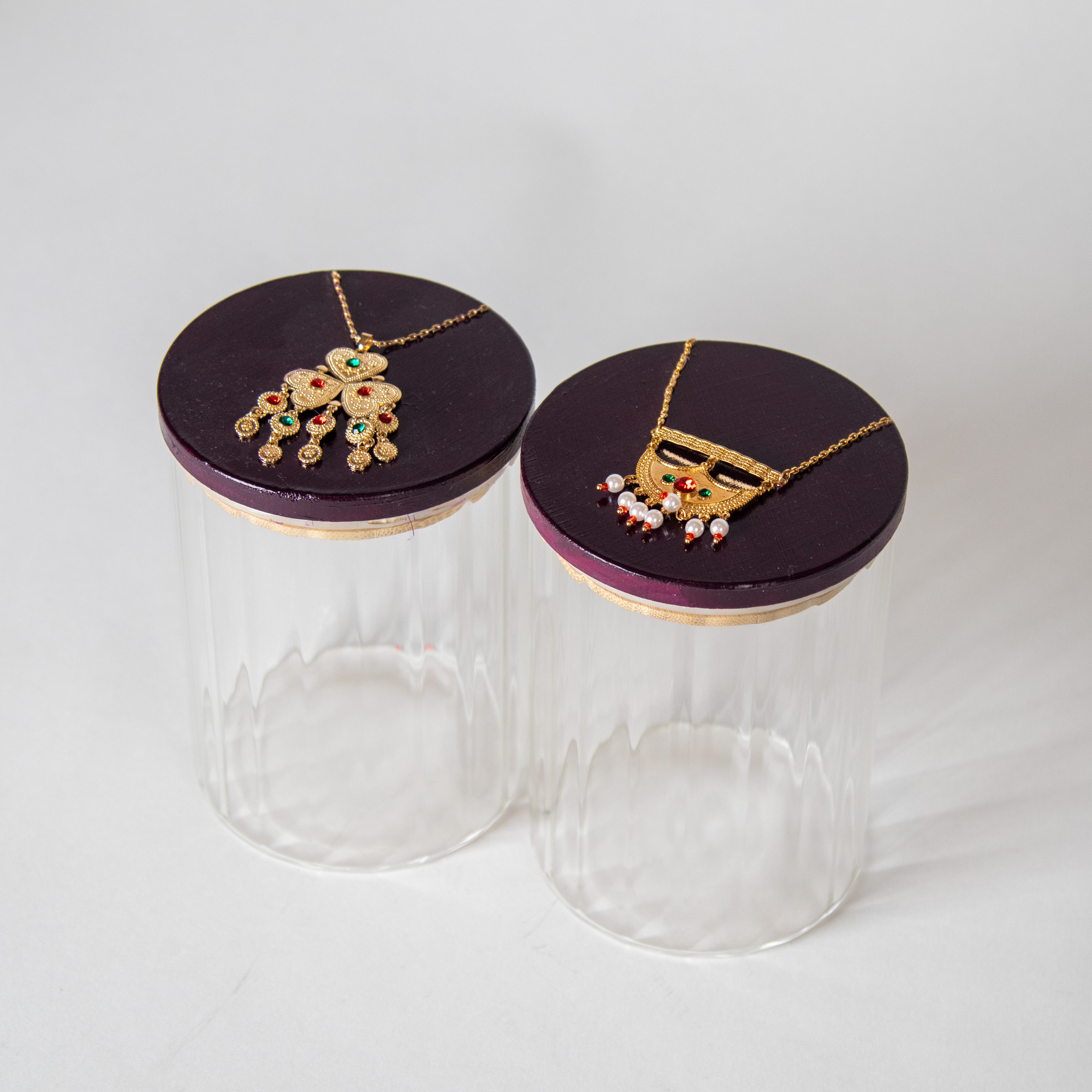 علب زجاجية بإكسسوار ذهبي