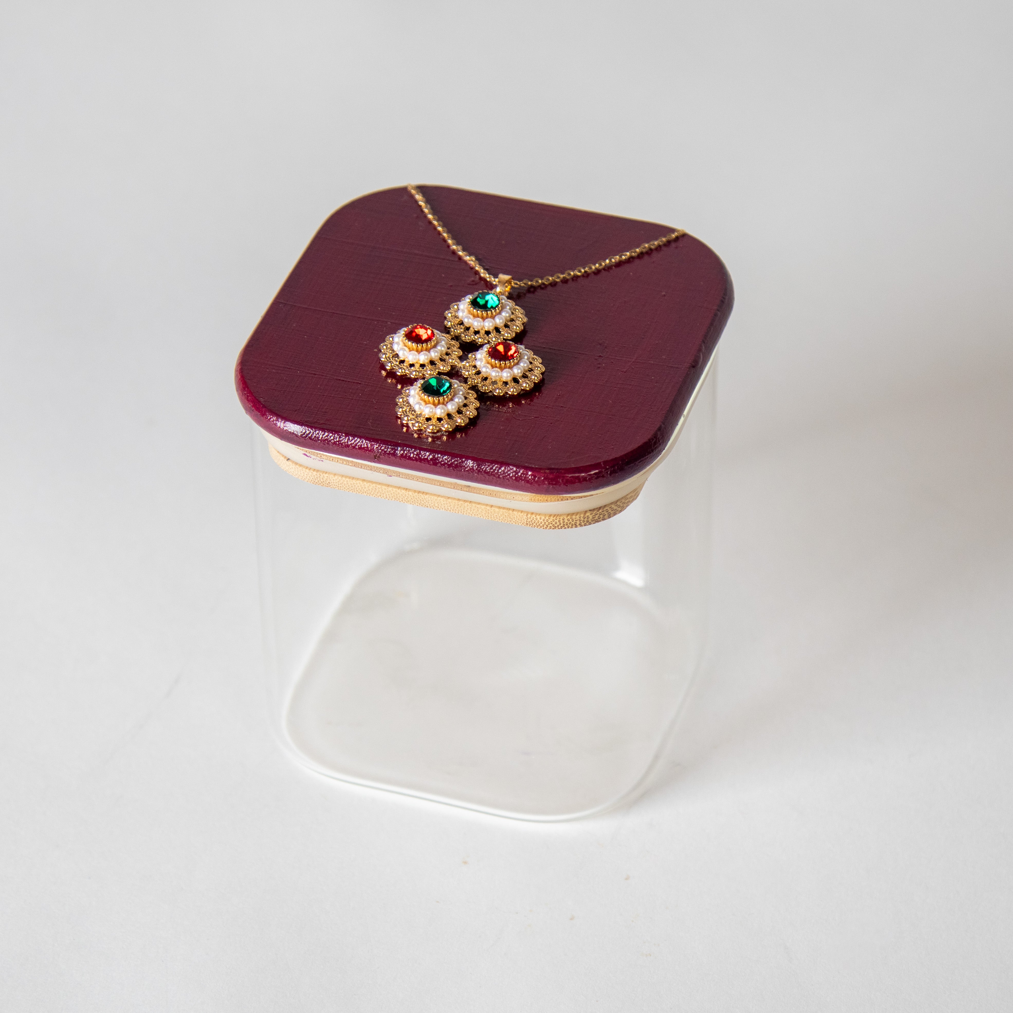 علب زجاجية بإكسسوار ذهبي