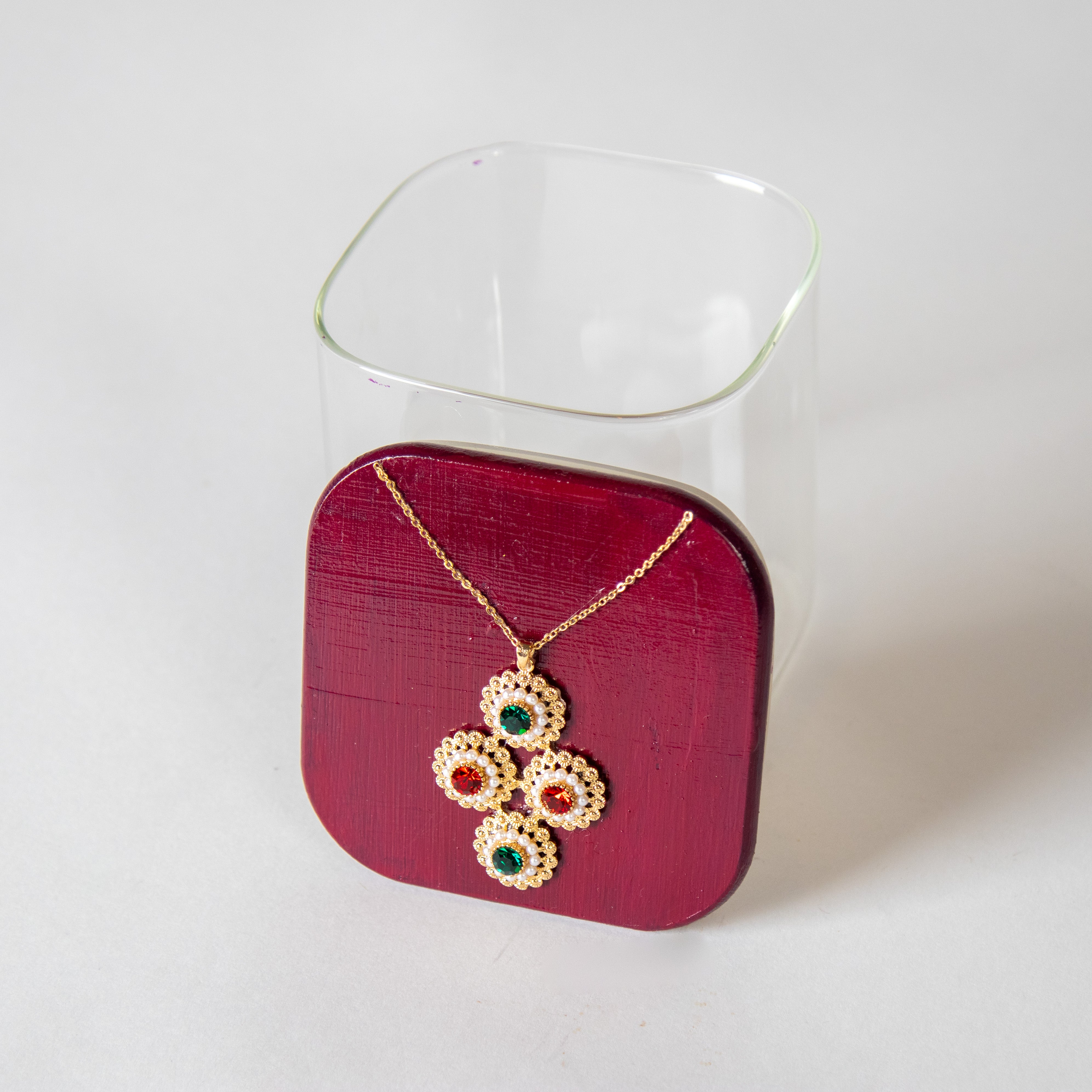 علب زجاجية بإكسسوار ذهبي