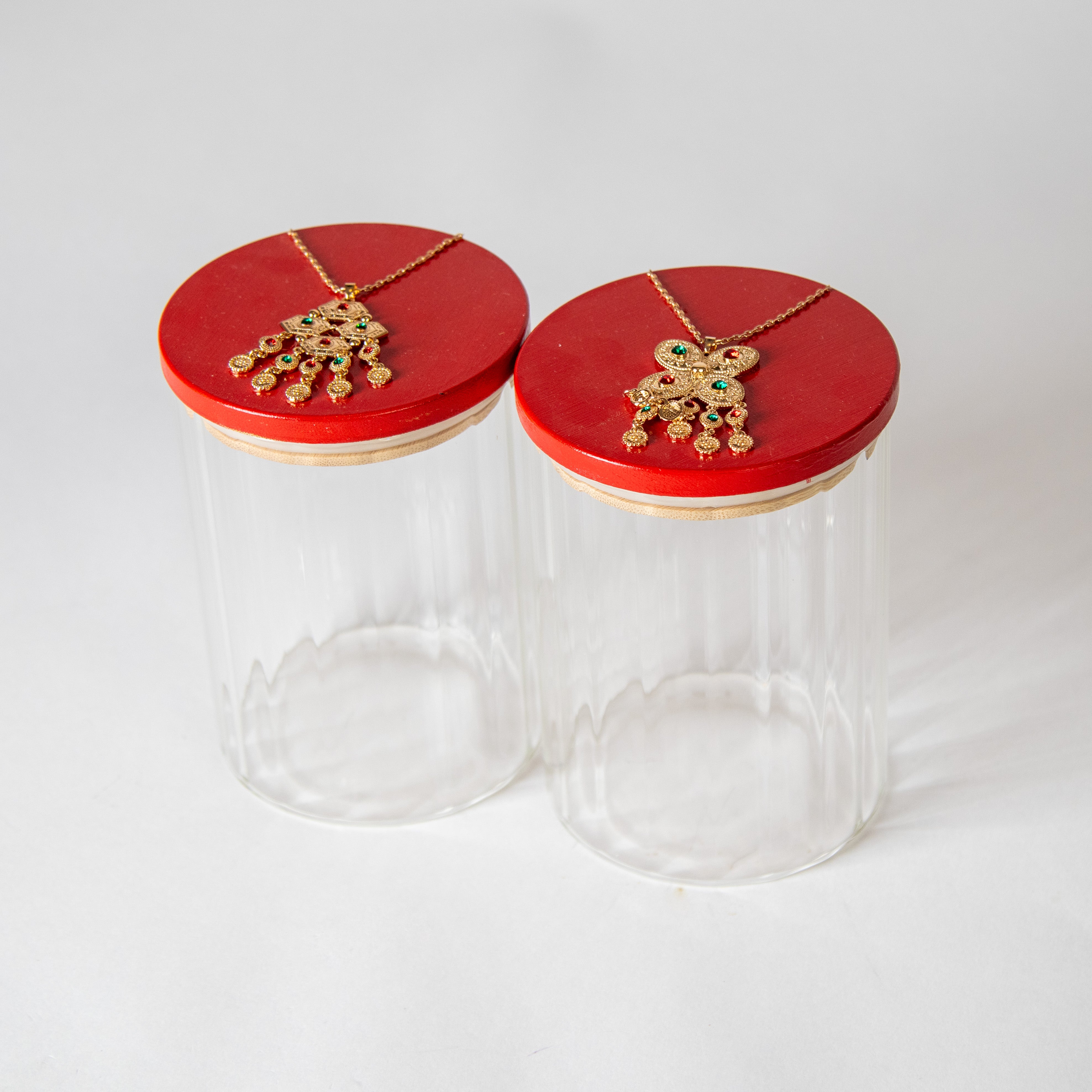 علب زجاجية بإكسسوار ذهبي