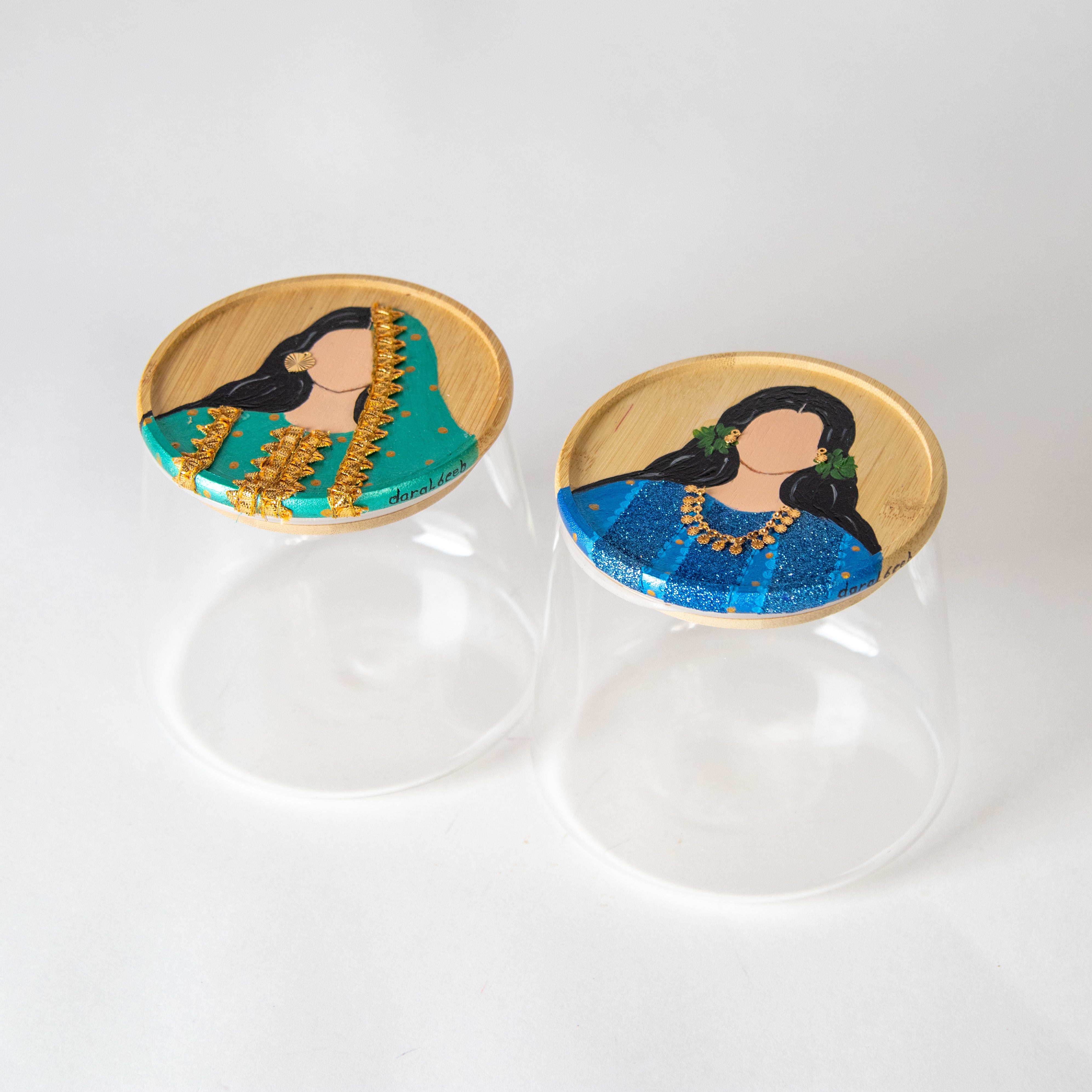 علب زجاجية برسم اليد