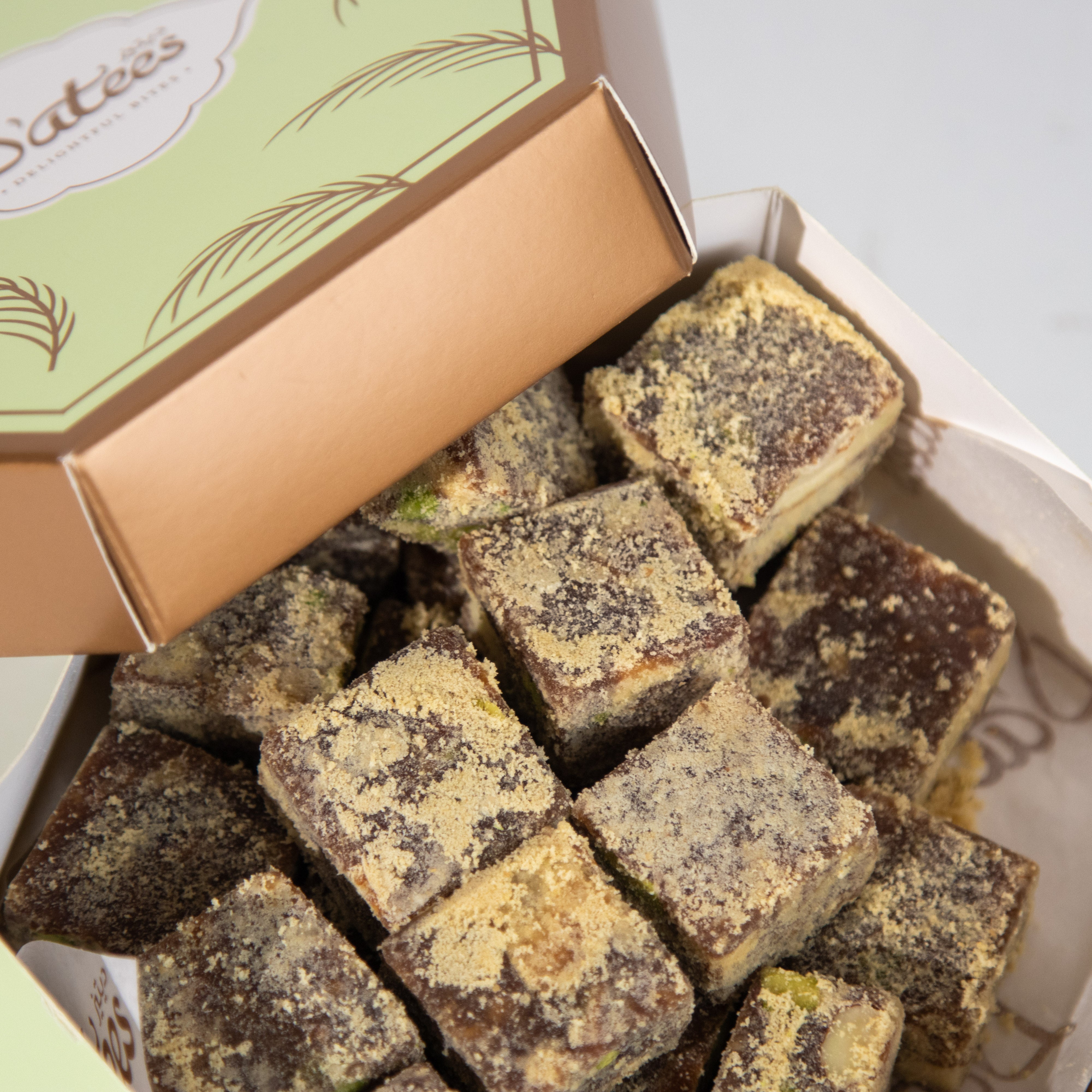 مكعبات التمر بالمكسرات