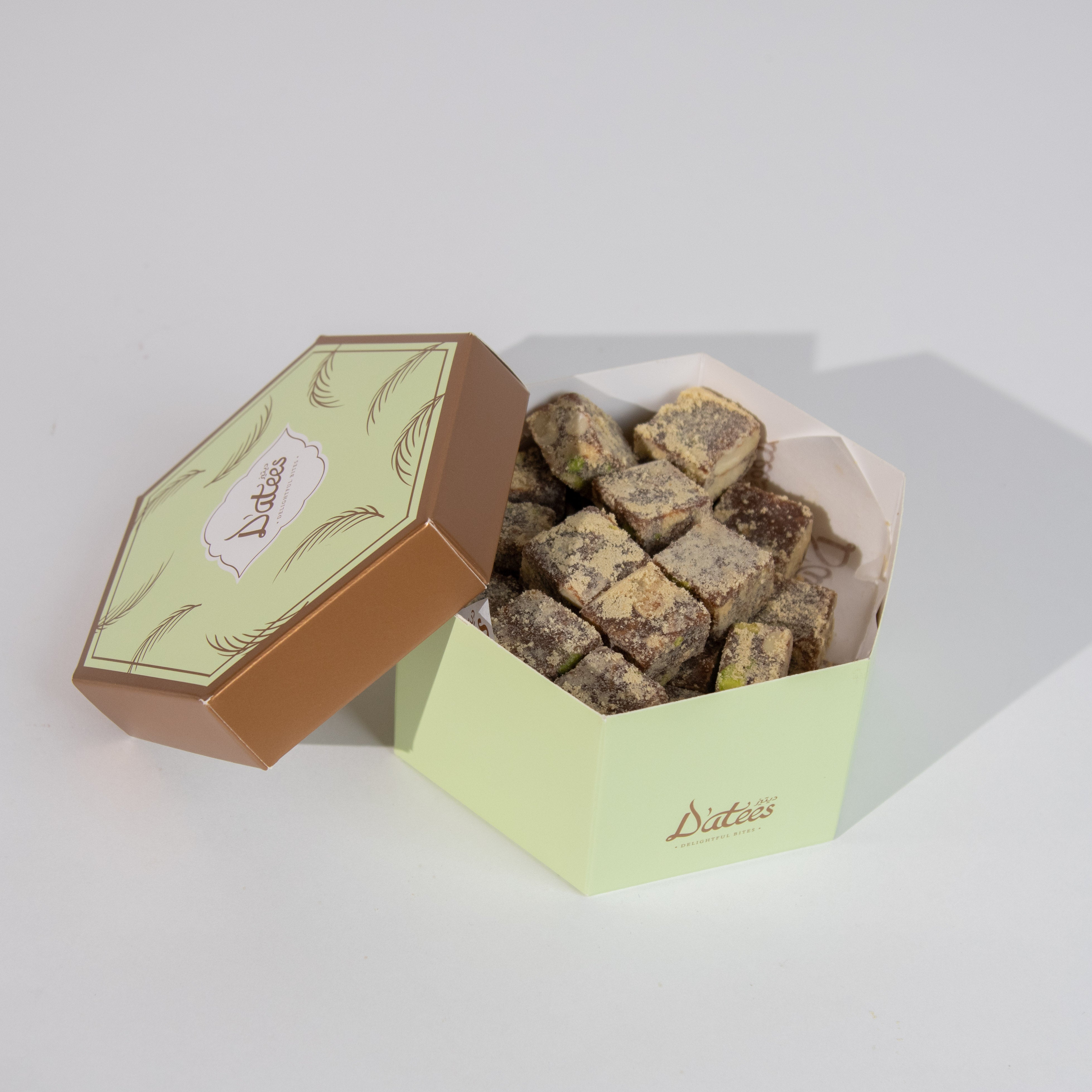 مكعبات التمر بالمكسرات