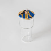 كأس زجاجي مع عود