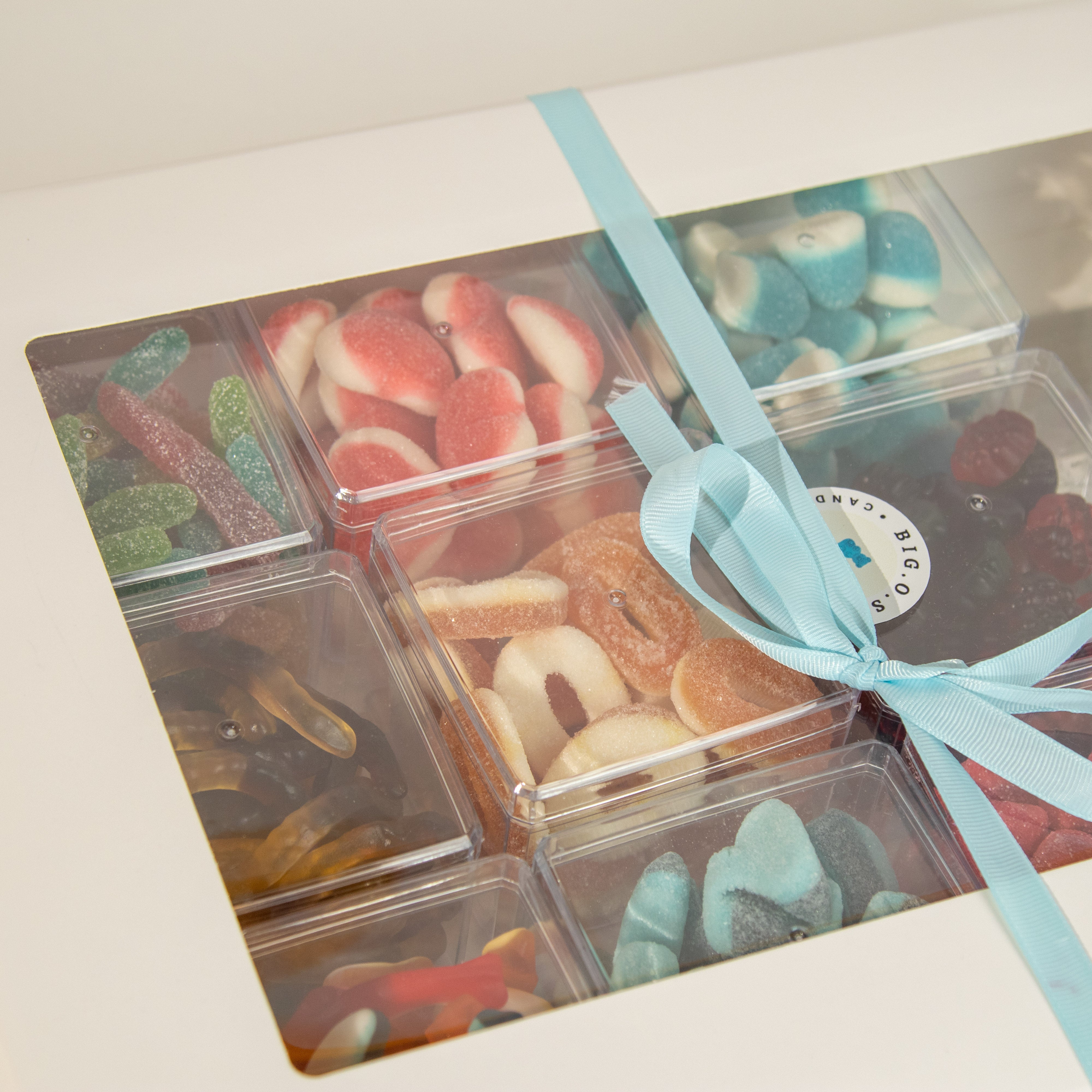 العلبة  العائلية الكبيرة من الحلويات