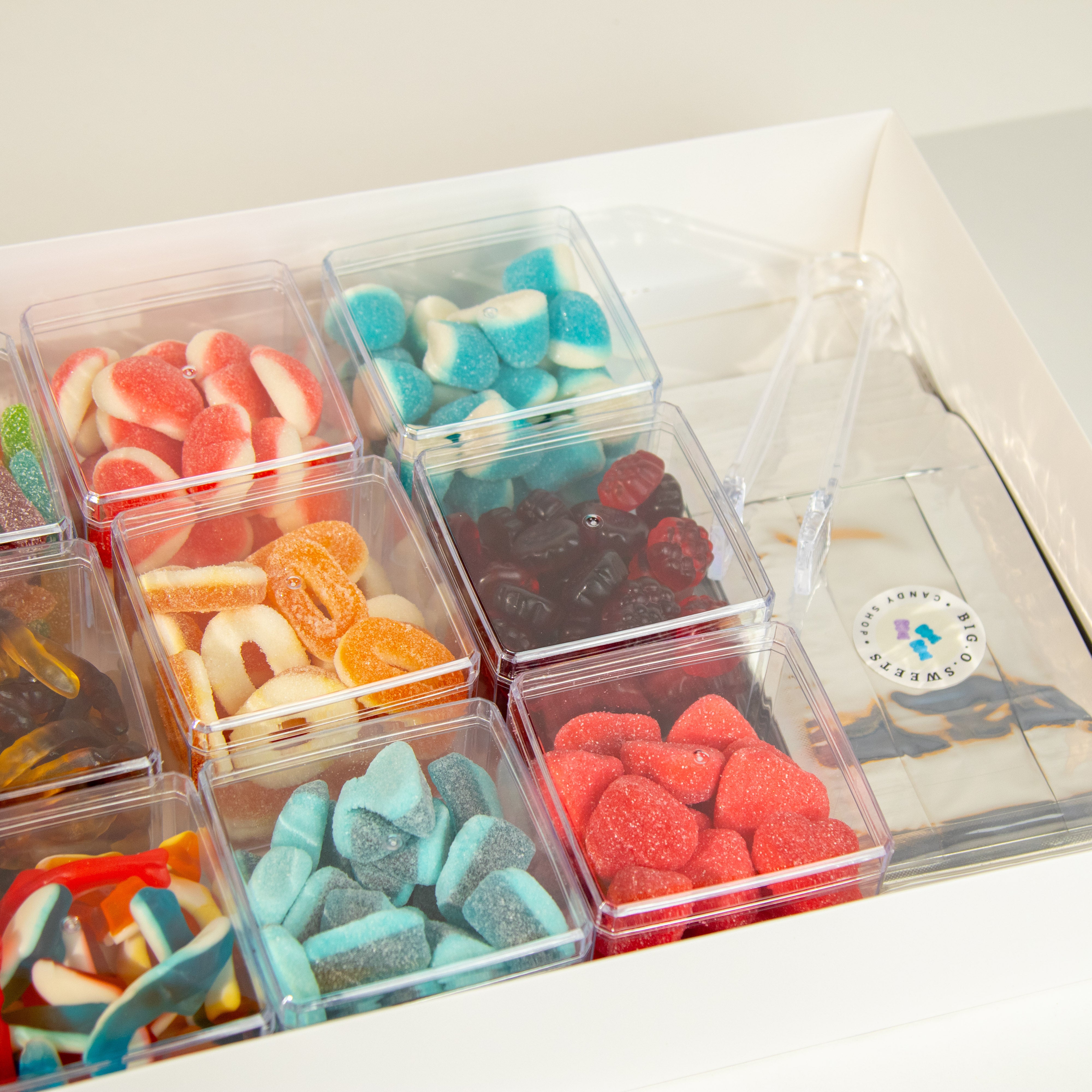 العلبة  العائلية الكبيرة من الحلويات