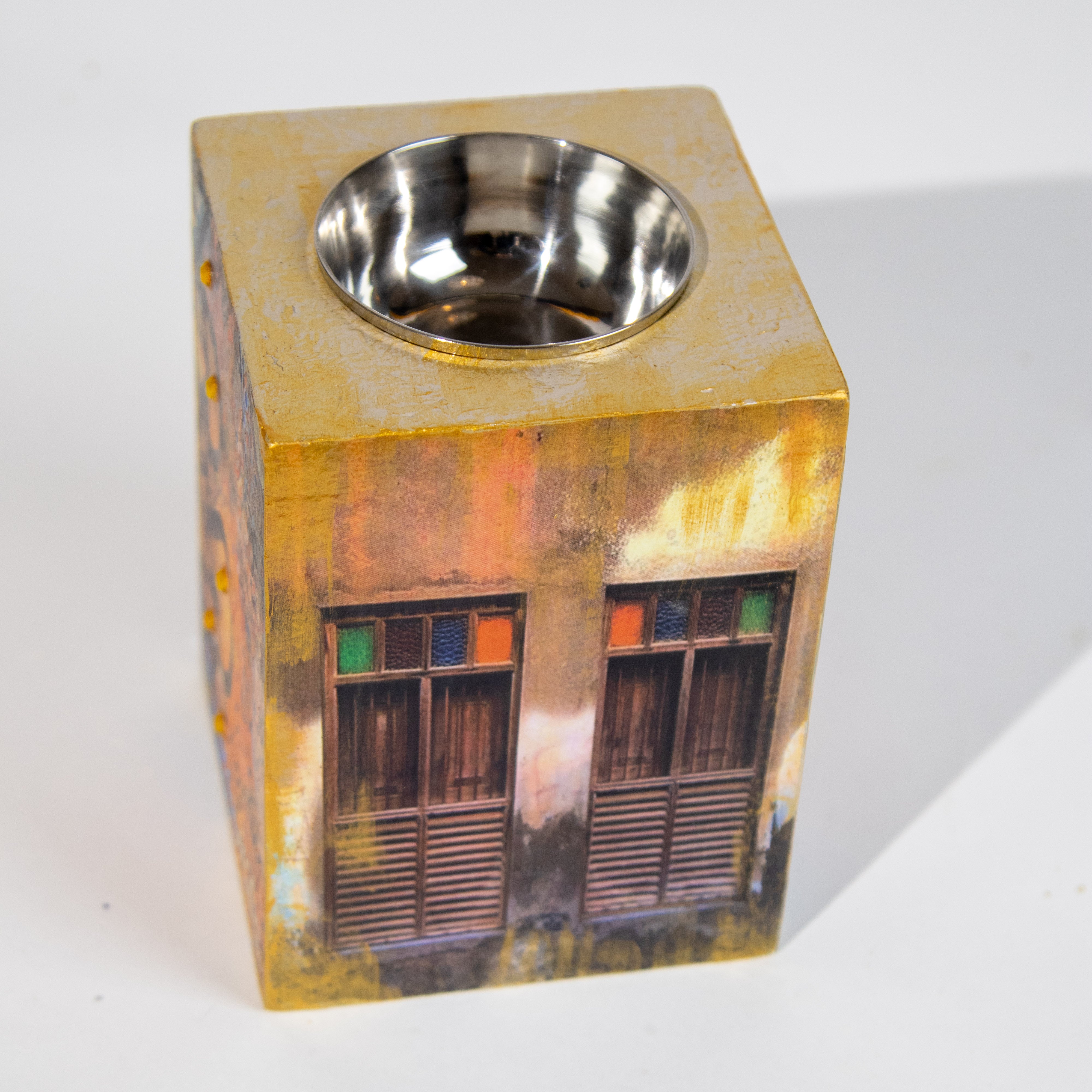 مبخر خشب برسم يدوي