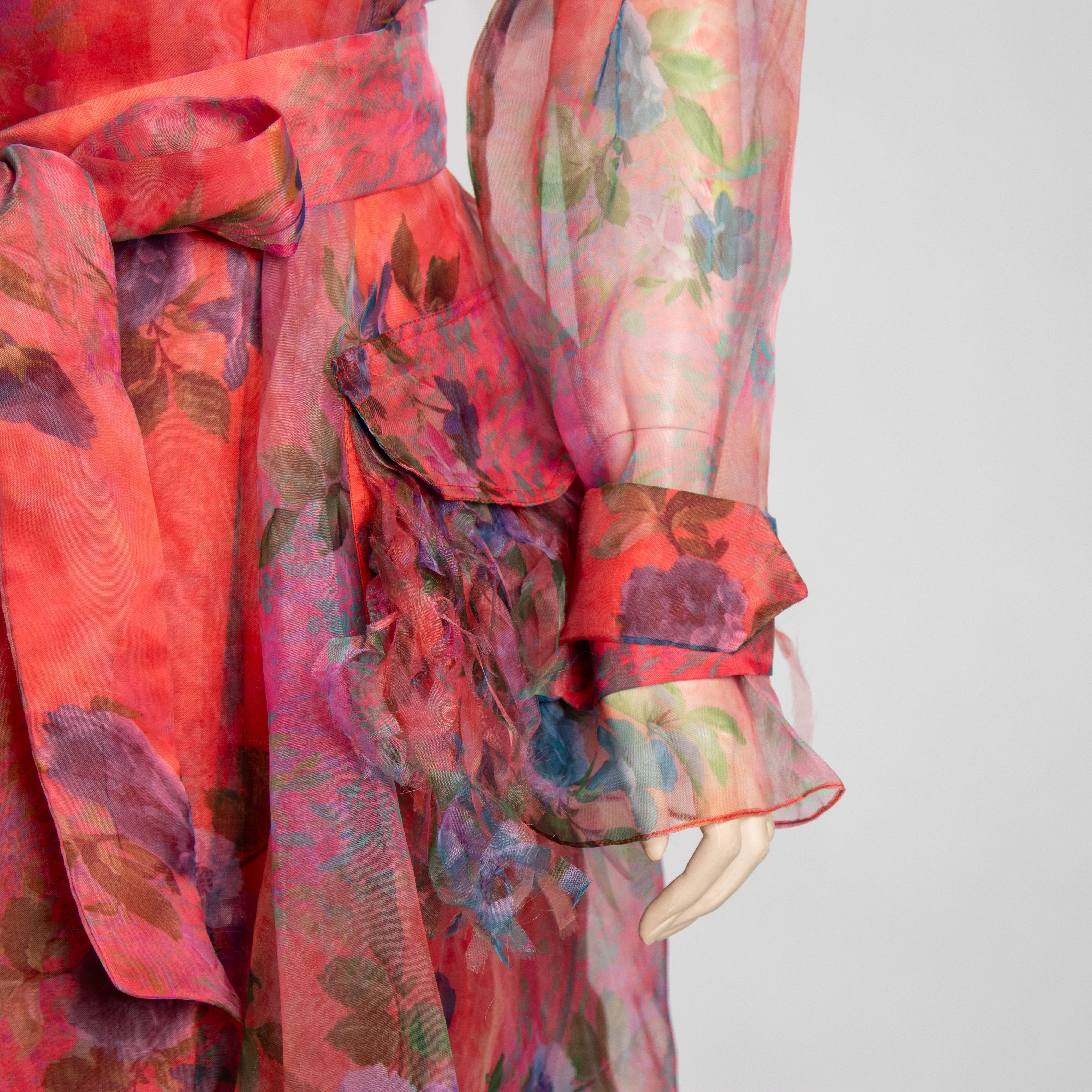 فستان مع حزام أحمر